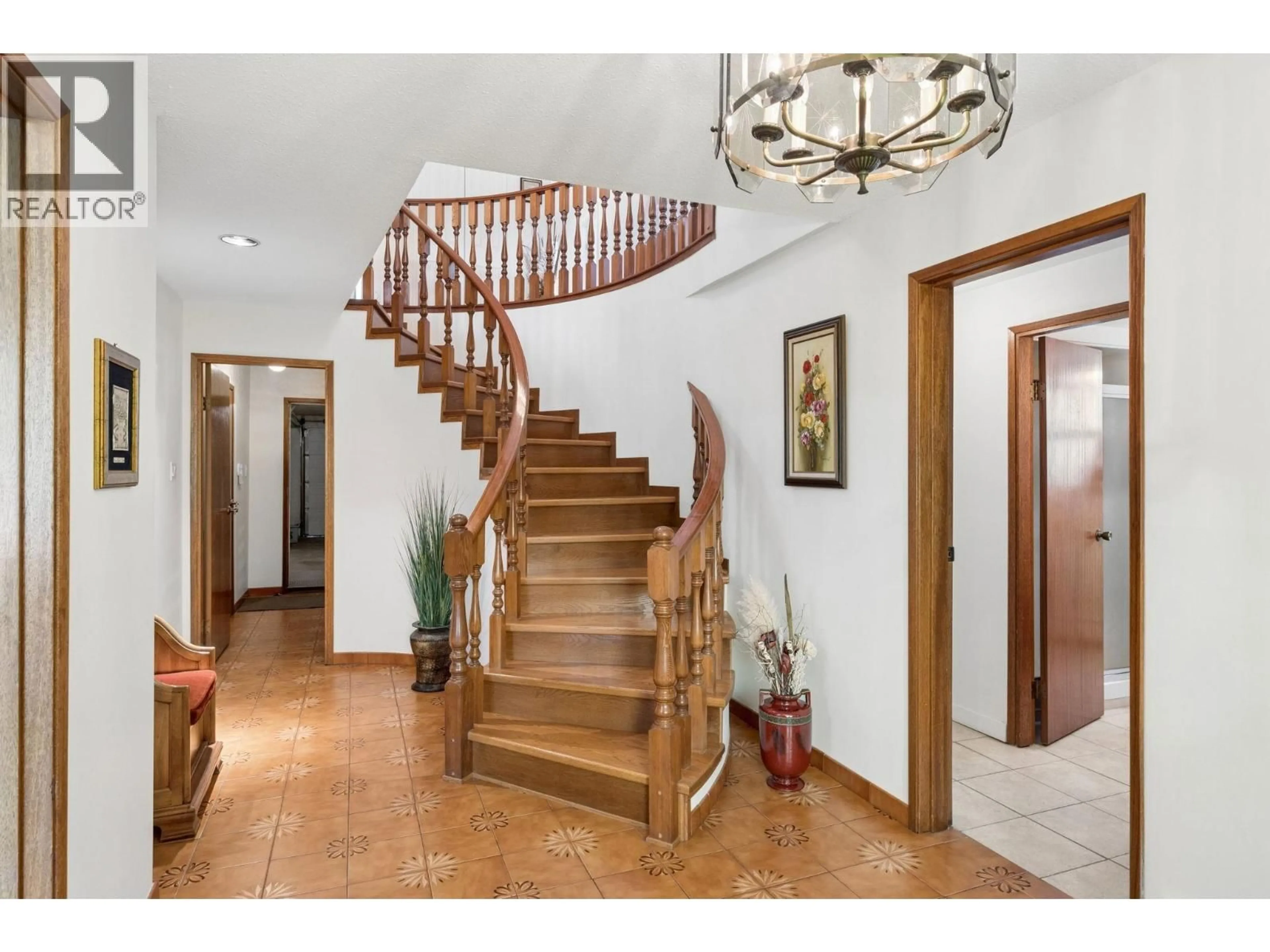 Indoor foyer for 2581 3RD AVENUE, Vancouver British Columbia V5M1H1