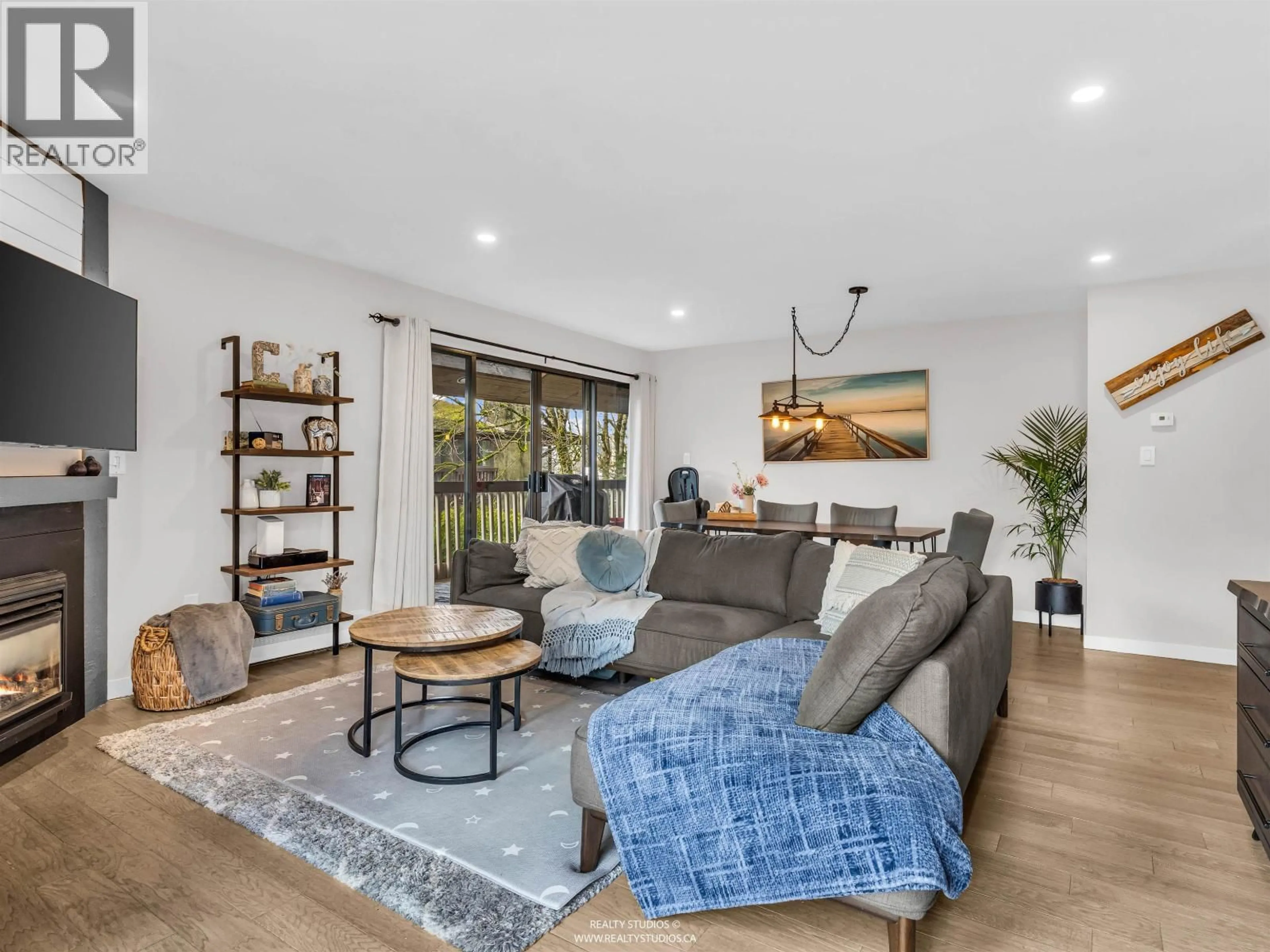 Living room with furniture, unknown for 303 - 708 EIGHTH AVENUE, New Westminster British Columbia V3M2R3