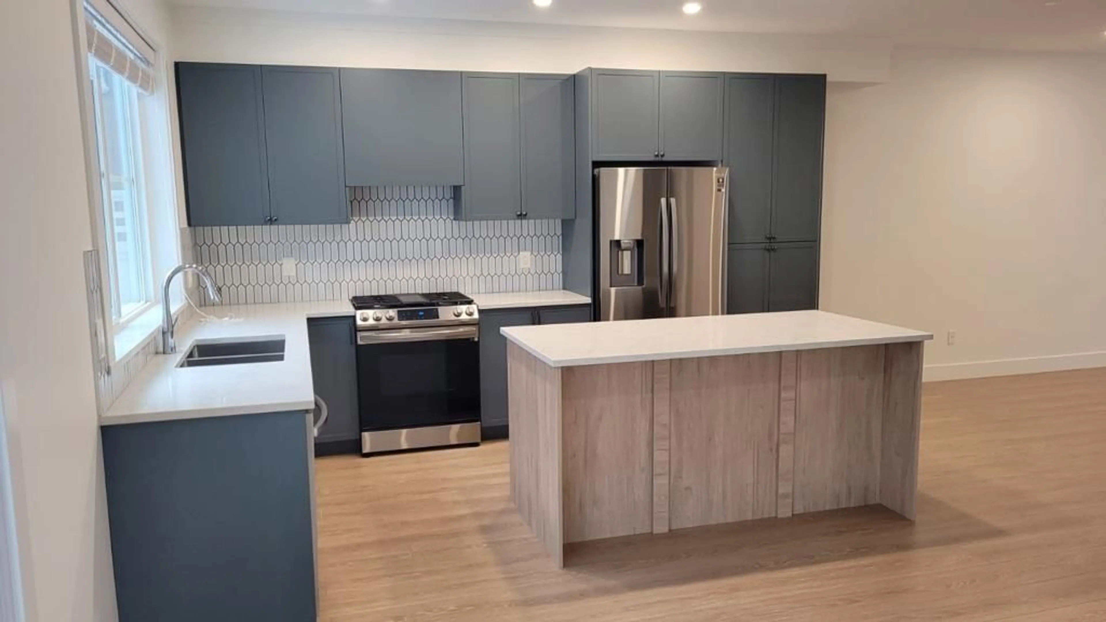 Open concept kitchen, wood/laminate floor for 32 - 14355 62 AVENUE, Surrey British Columbia V3X0K6