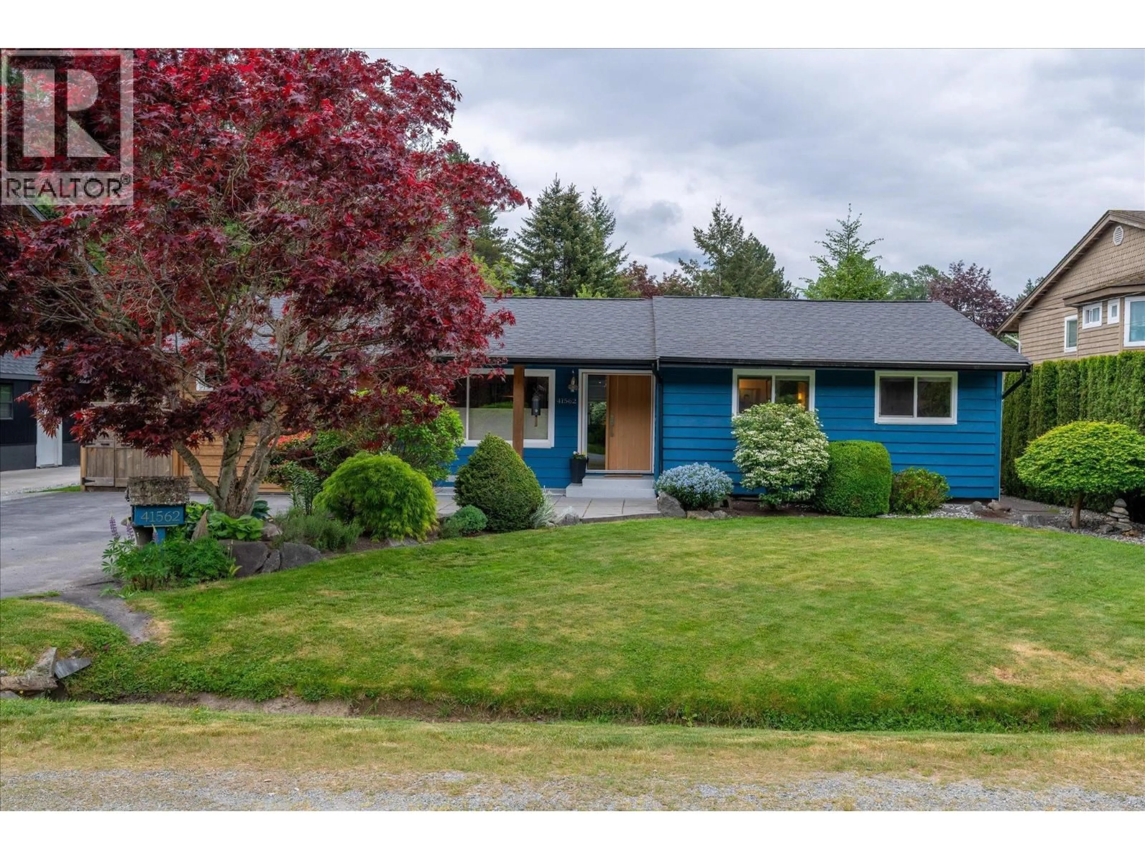 Home with vinyl exterior material, street for 41562 ROD ROAD, Squamish British Columbia V0N1H0