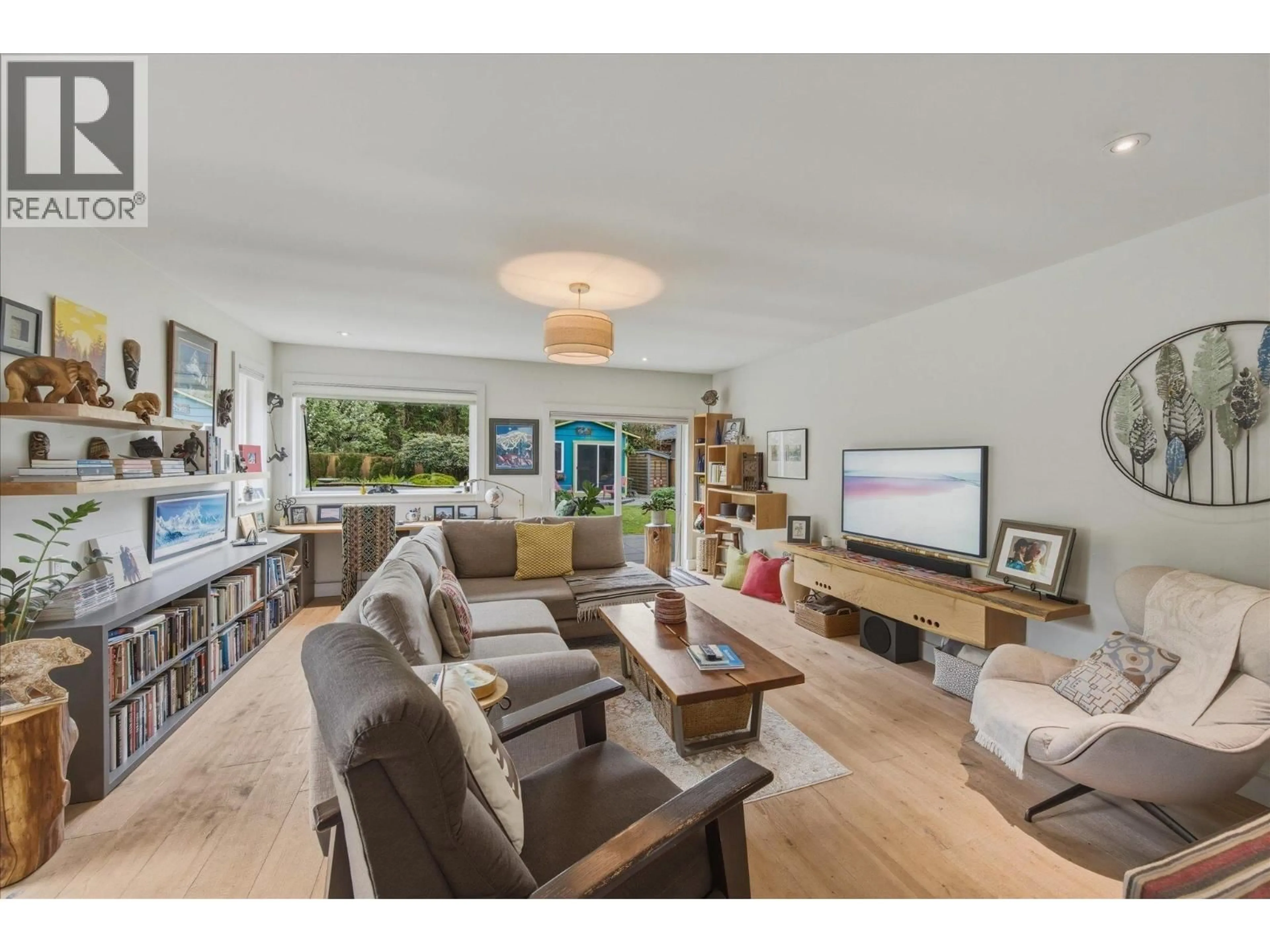Living room with furniture, wood/laminate floor for 41562 ROD ROAD, Squamish British Columbia V0N1H0