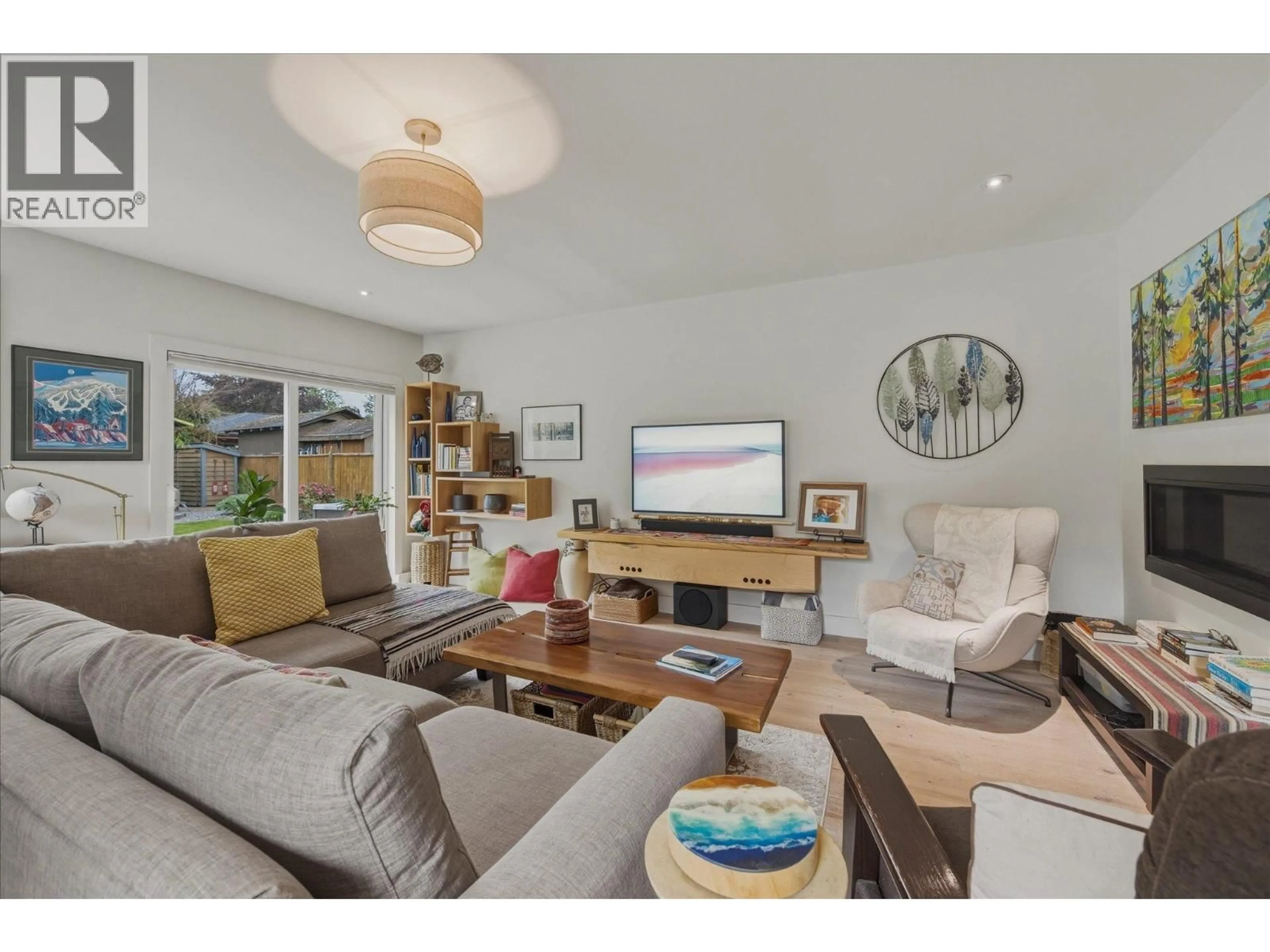 Living room with furniture, wood/laminate floor for 41562 ROD ROAD, Squamish British Columbia V0N1H0