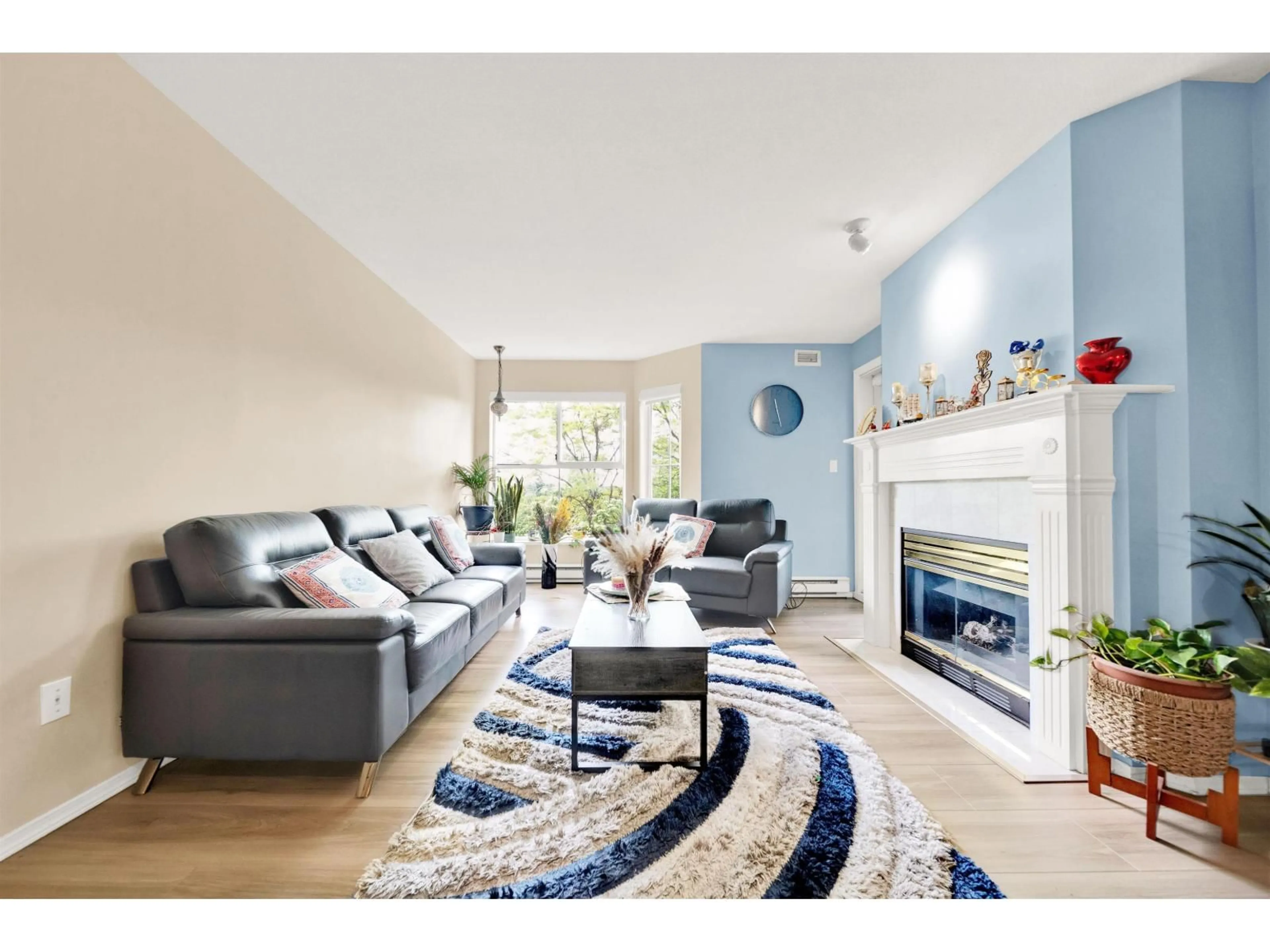 Living room with furniture, wood/laminate floor for 308 - 15160 108 AVENUE, Surrey British Columbia V3R0V2