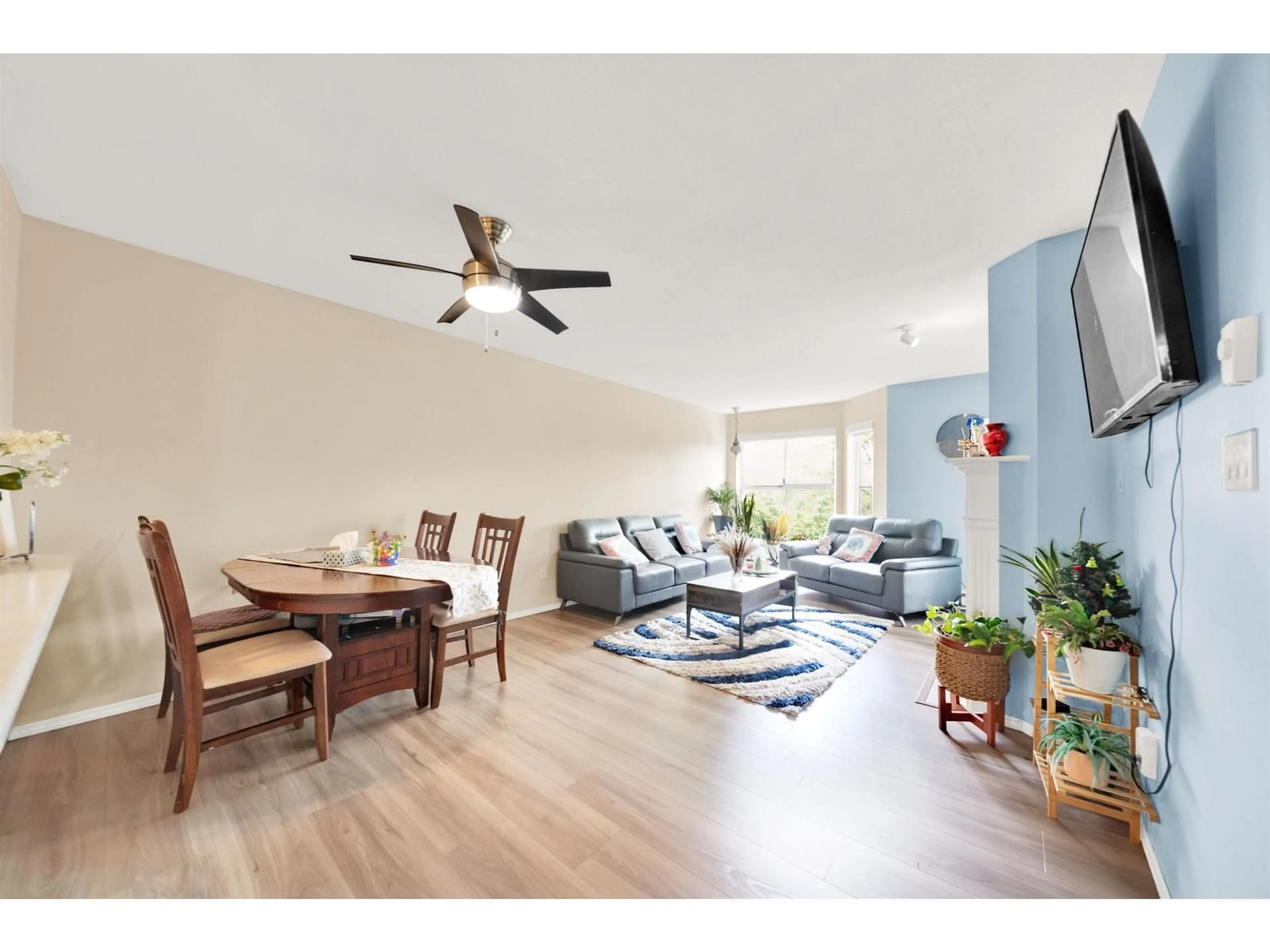 Living room with furniture, wood/laminate floor for 308 - 15160 108 AVENUE, Surrey British Columbia V3R0V2