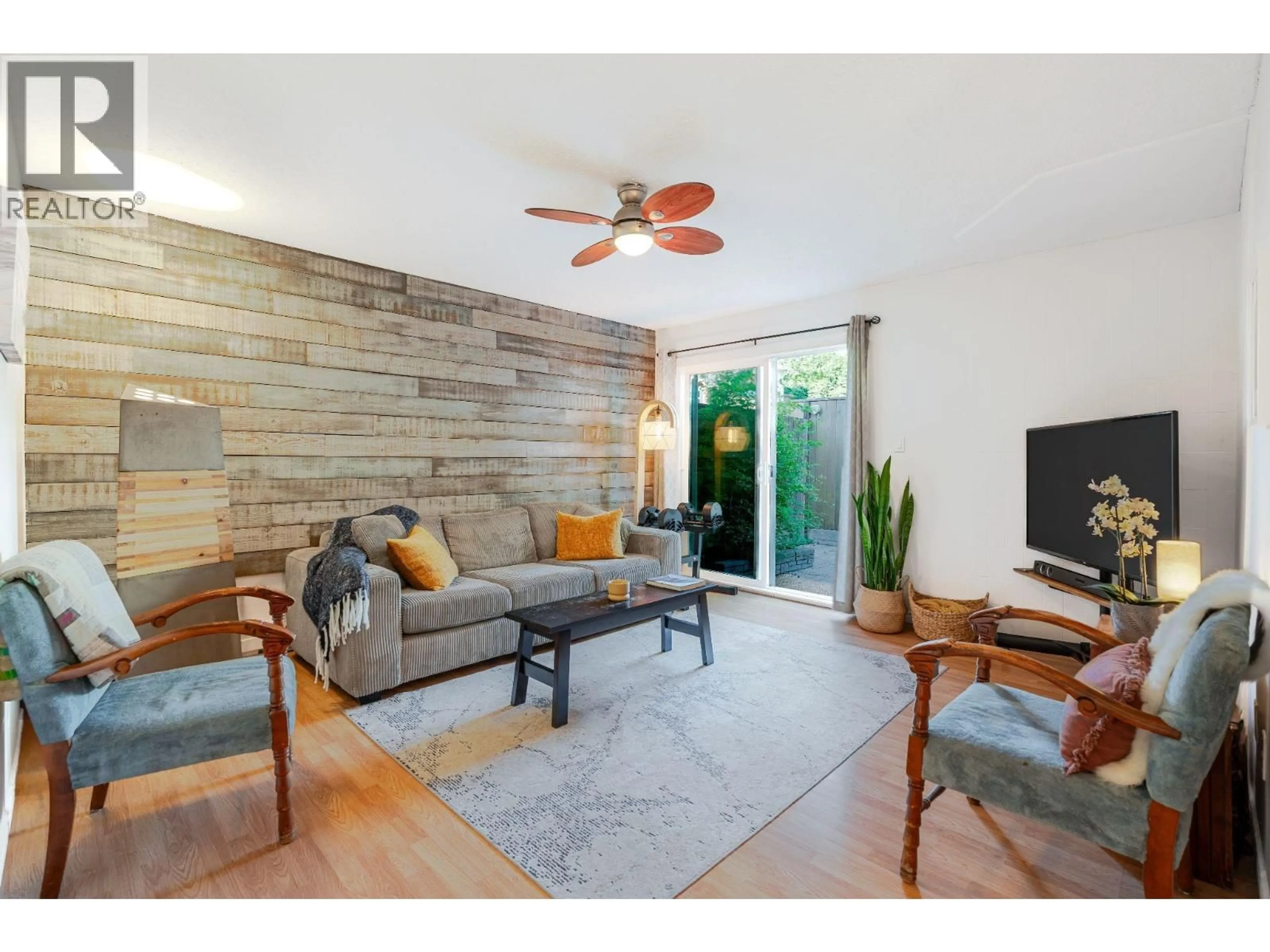 Living room with furniture, wood/laminate floor for 9 - 39752 GOVERNMENT ROAD, Squamish British Columbia V8B0G3