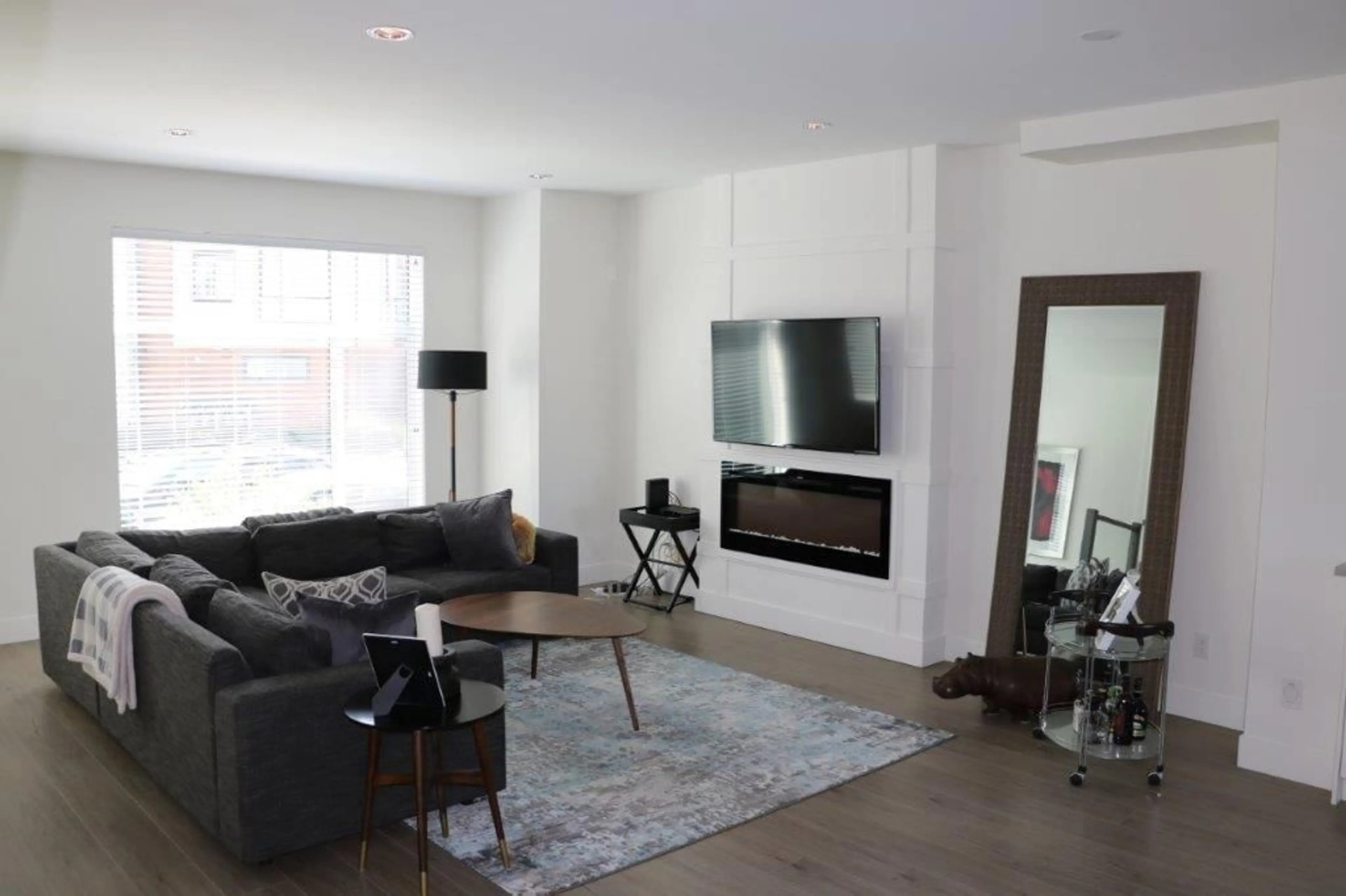 Living room with furniture, unknown for 15 - 15688 28 AVENUE, Surrey British Columbia V3Z0N1