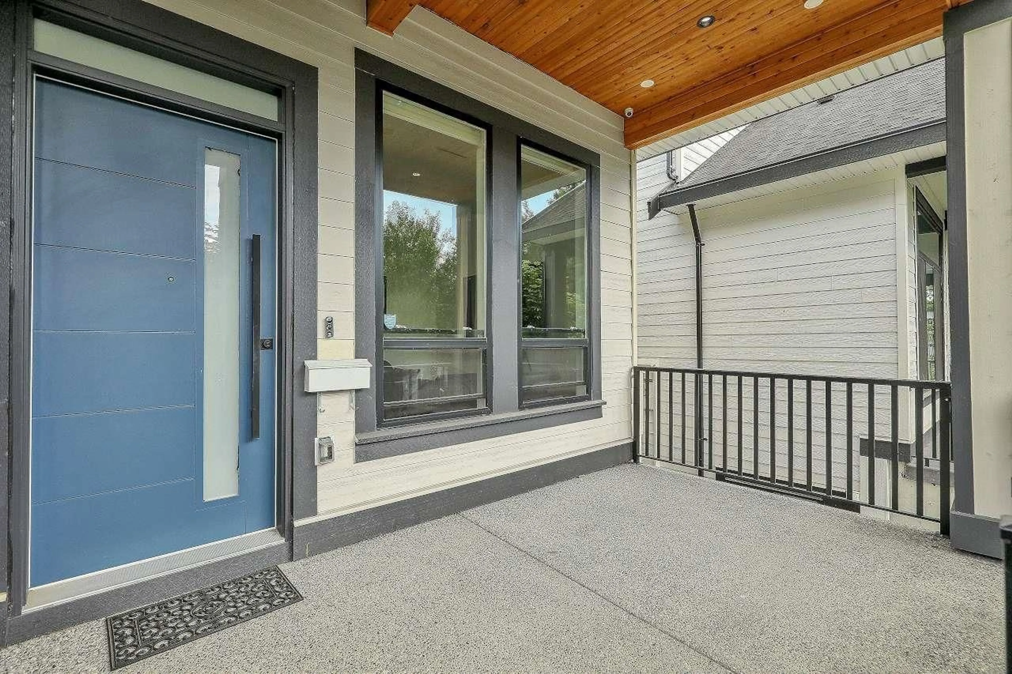 Indoor entryway for 7068 194 STREET, Surrey British Columbia V4N1N2