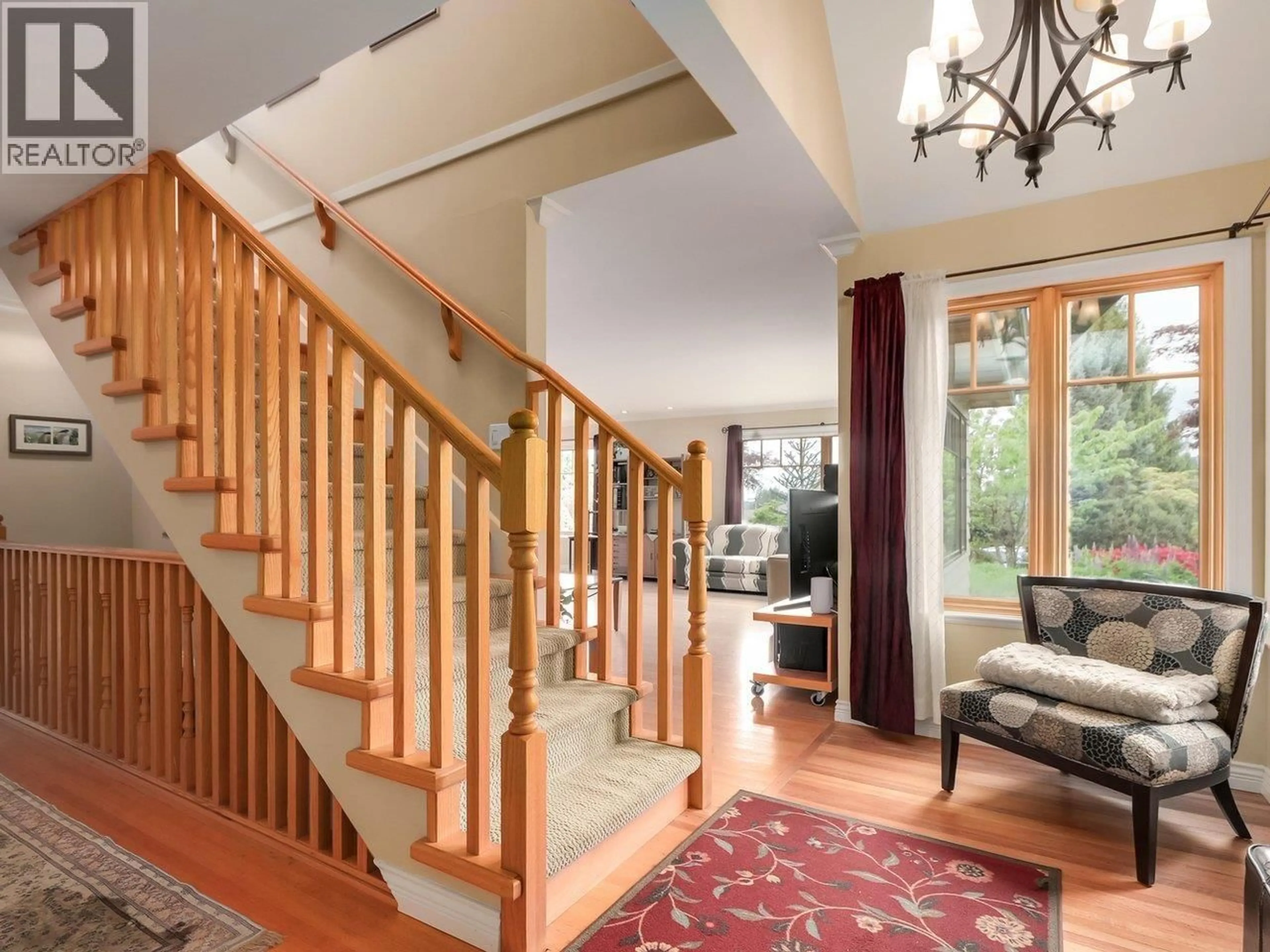 Indoor entryway for 4072 SKYLINE DRIVE, North Vancouver British Columbia V7R3G7