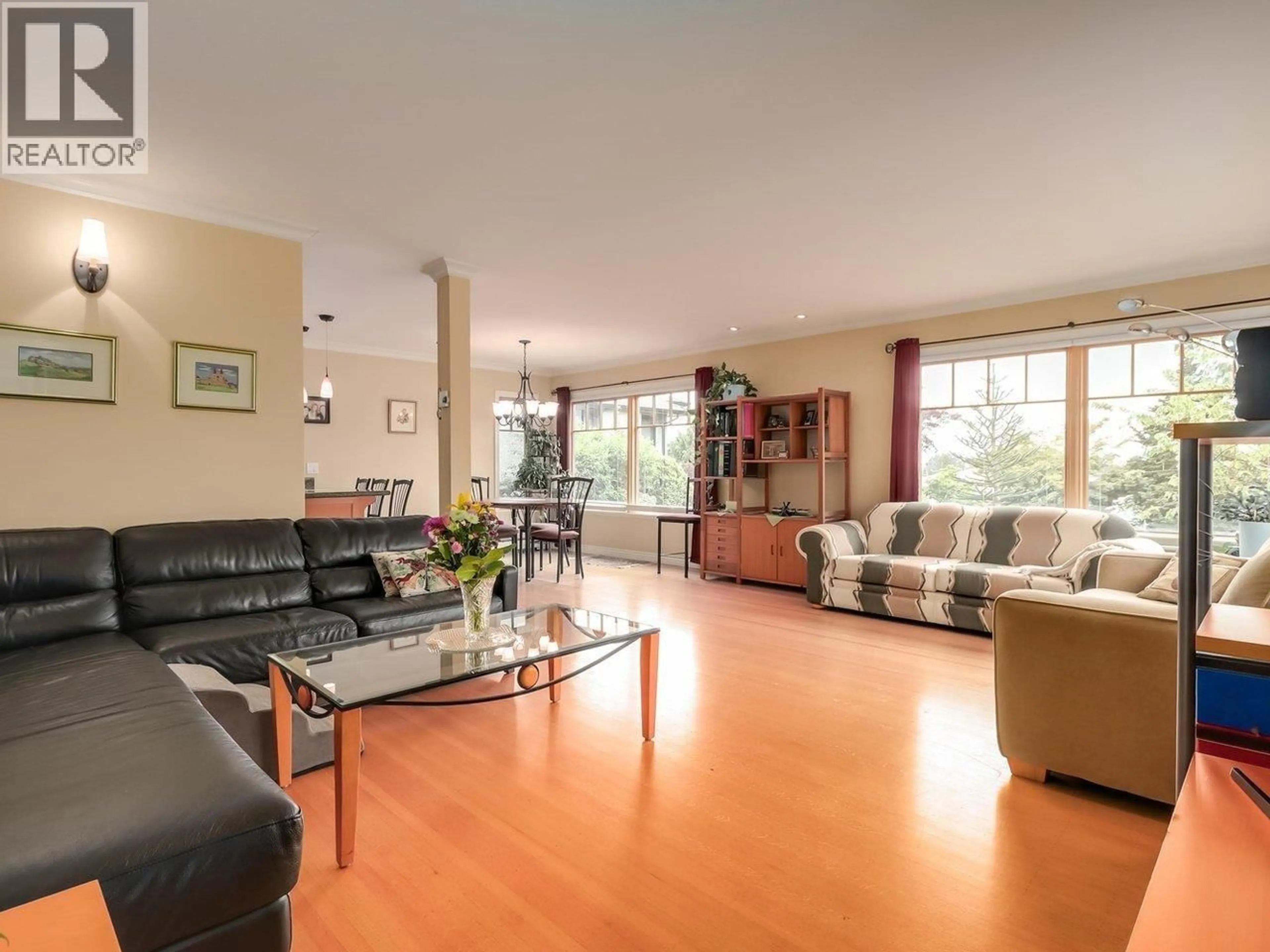 Living room with furniture, wood/laminate floor for 4072 SKYLINE DRIVE, North Vancouver British Columbia V7R3G7