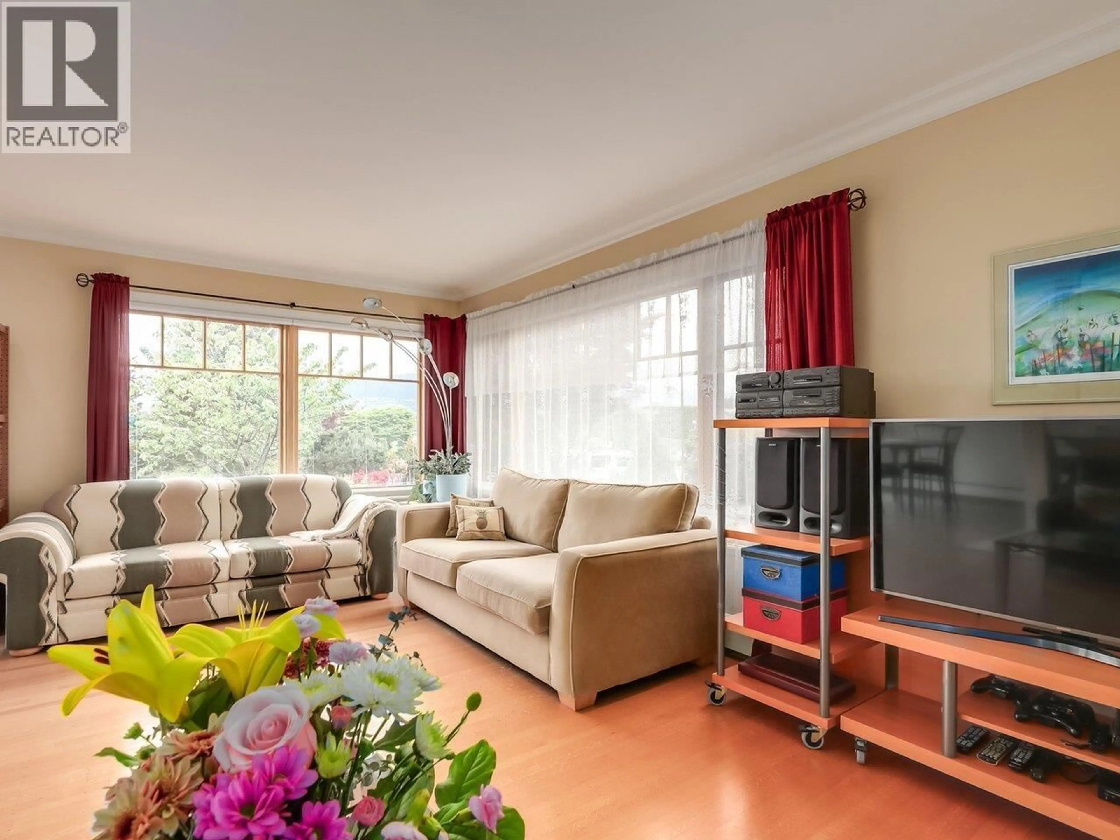 Living room with furniture, wood/laminate floor for 4072 SKYLINE DRIVE, North Vancouver British Columbia V7R3G7