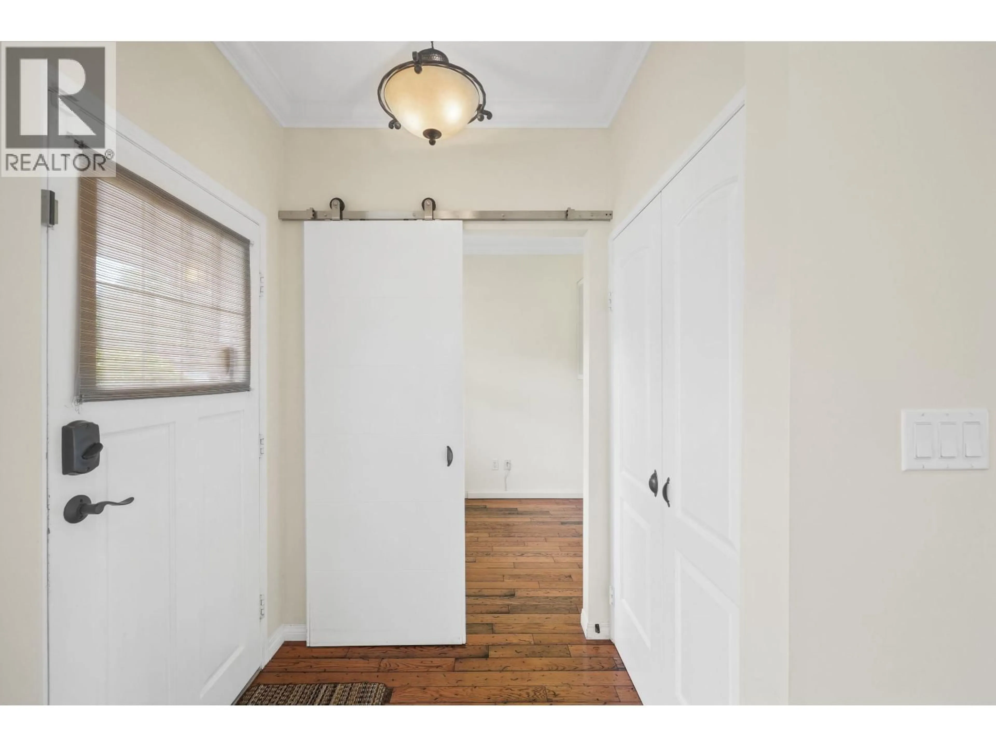 Indoor entryway for 178 PIER PLACE, New Westminster British Columbia V3M7A2