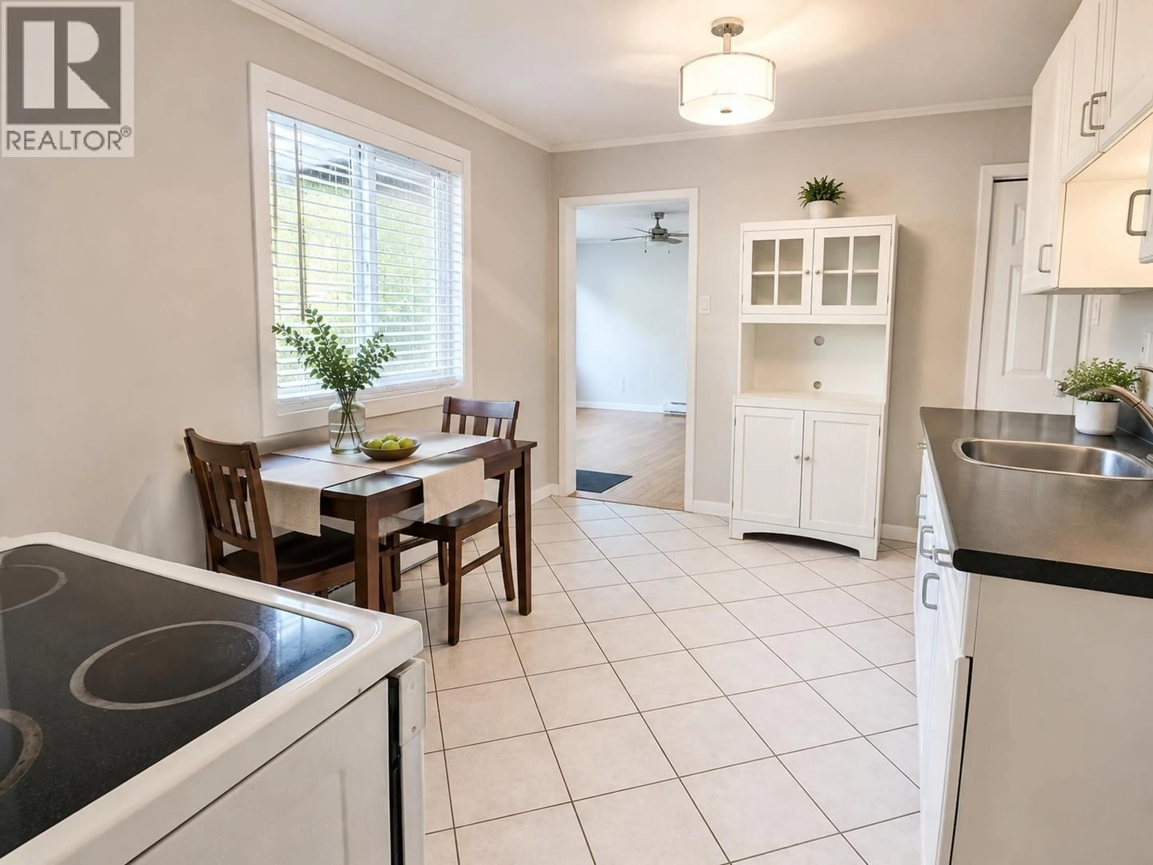 Standard kitchen, ceramic/tile floor for 1502 DEPOT ROAD, Squamish British Columbia V0N1H0