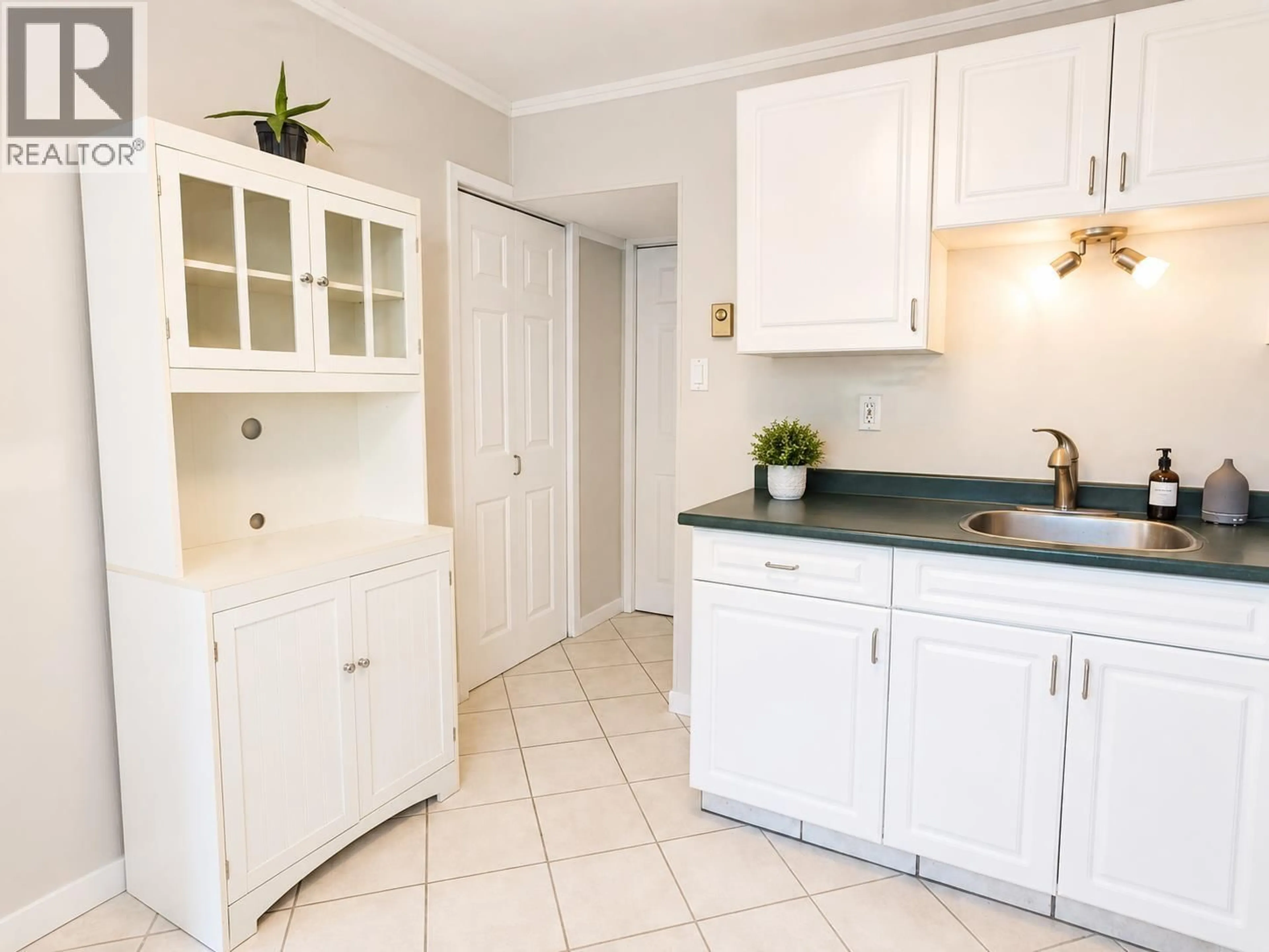 Standard kitchen, ceramic/tile floor for 1502 DEPOT ROAD, Squamish British Columbia V0N1H0