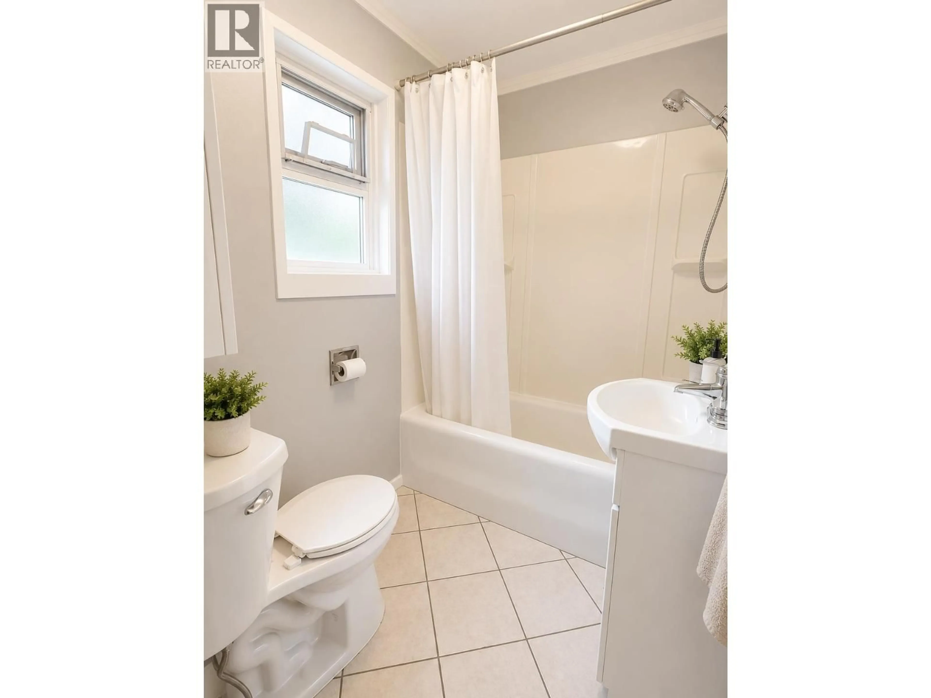 Standard bathroom, ceramic/tile floor for 1502 DEPOT ROAD, Squamish British Columbia V0N1H0