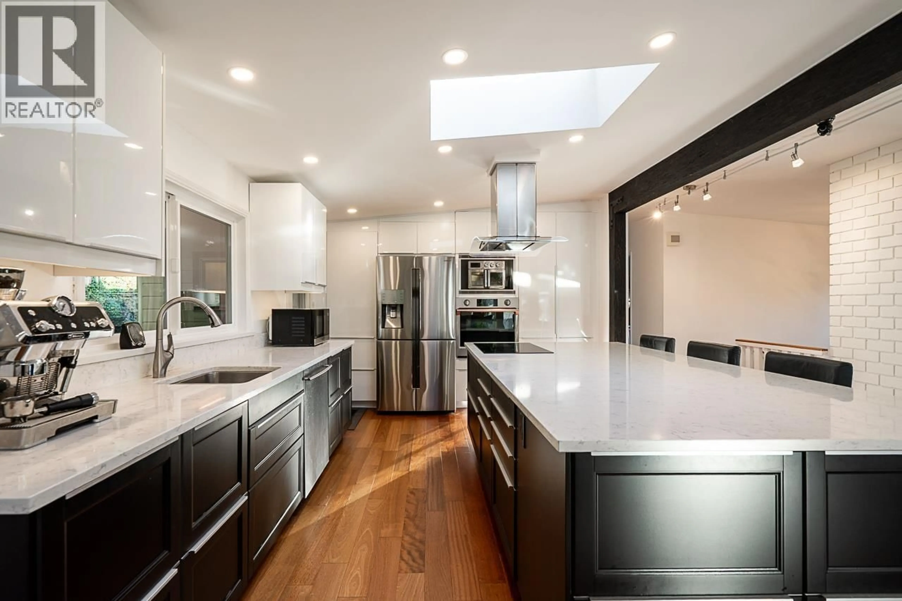 Contemporary kitchen, unknown for 5651 WESTHAVEN ROAD, West Vancouver British Columbia V7W1T5