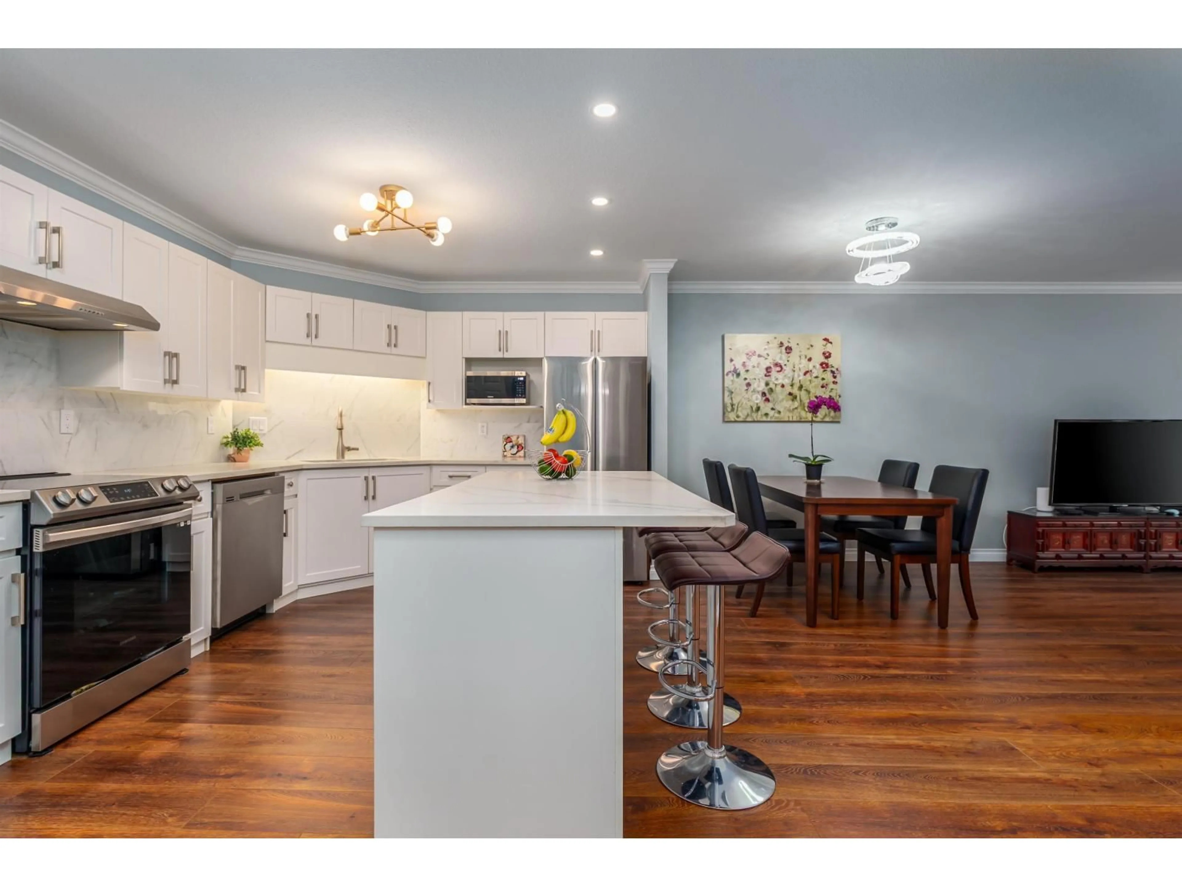 Open concept kitchen, wood/laminate floor for 301 - 2410 EMERSON STREET, Abbotsford British Columbia V2T3J3