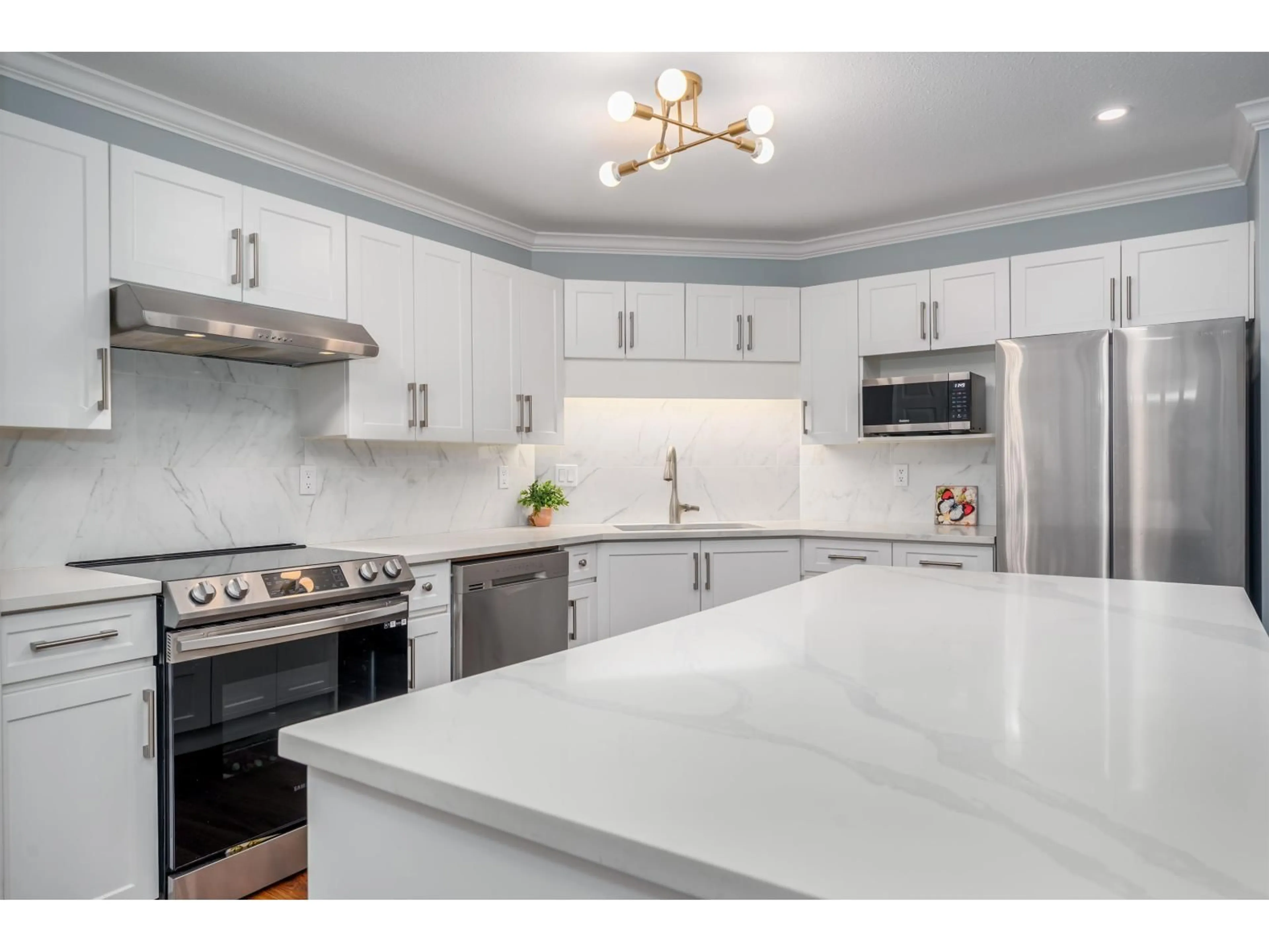 Open concept kitchen, ceramic/tile floor for 301 - 2410 EMERSON STREET, Abbotsford British Columbia V2T3J3