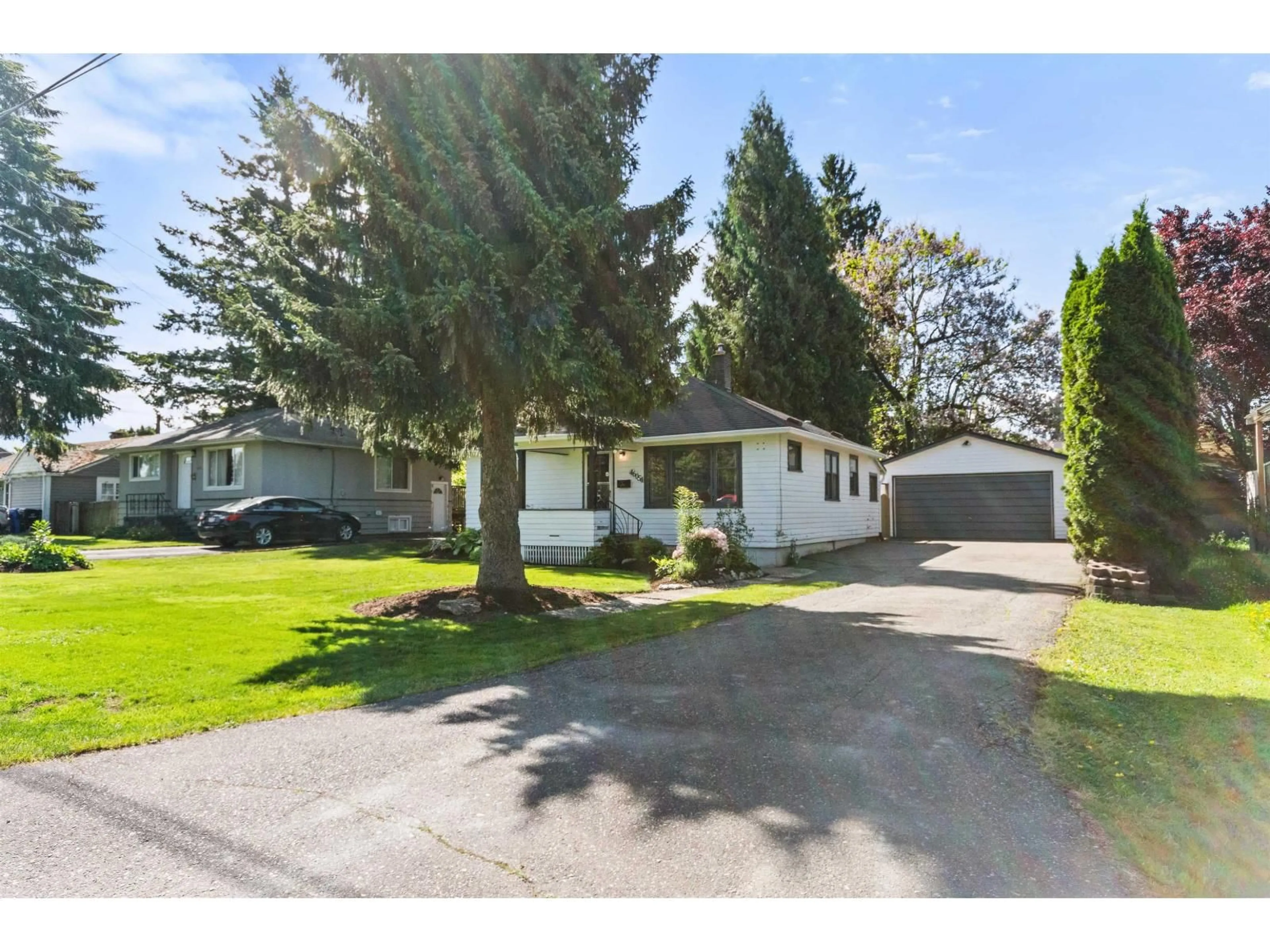 A pic from outside/outdoor area/front of a property/back of a property/a pic from drone, street for 46054 KING AVENUE, Chilliwack British Columbia V2P3B5