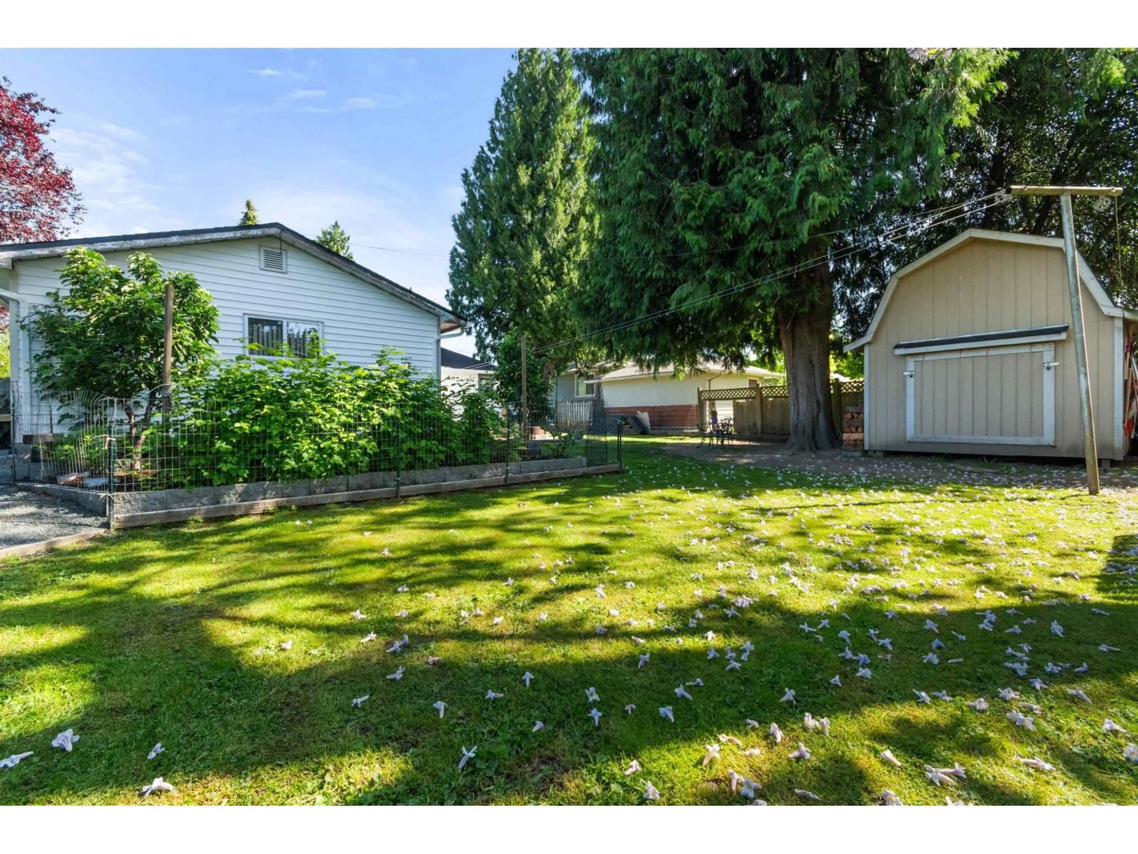 A pic from outside/outdoor area/front of a property/back of a property/a pic from drone, street for 46054 KING AVENUE, Chilliwack British Columbia V2P3B5