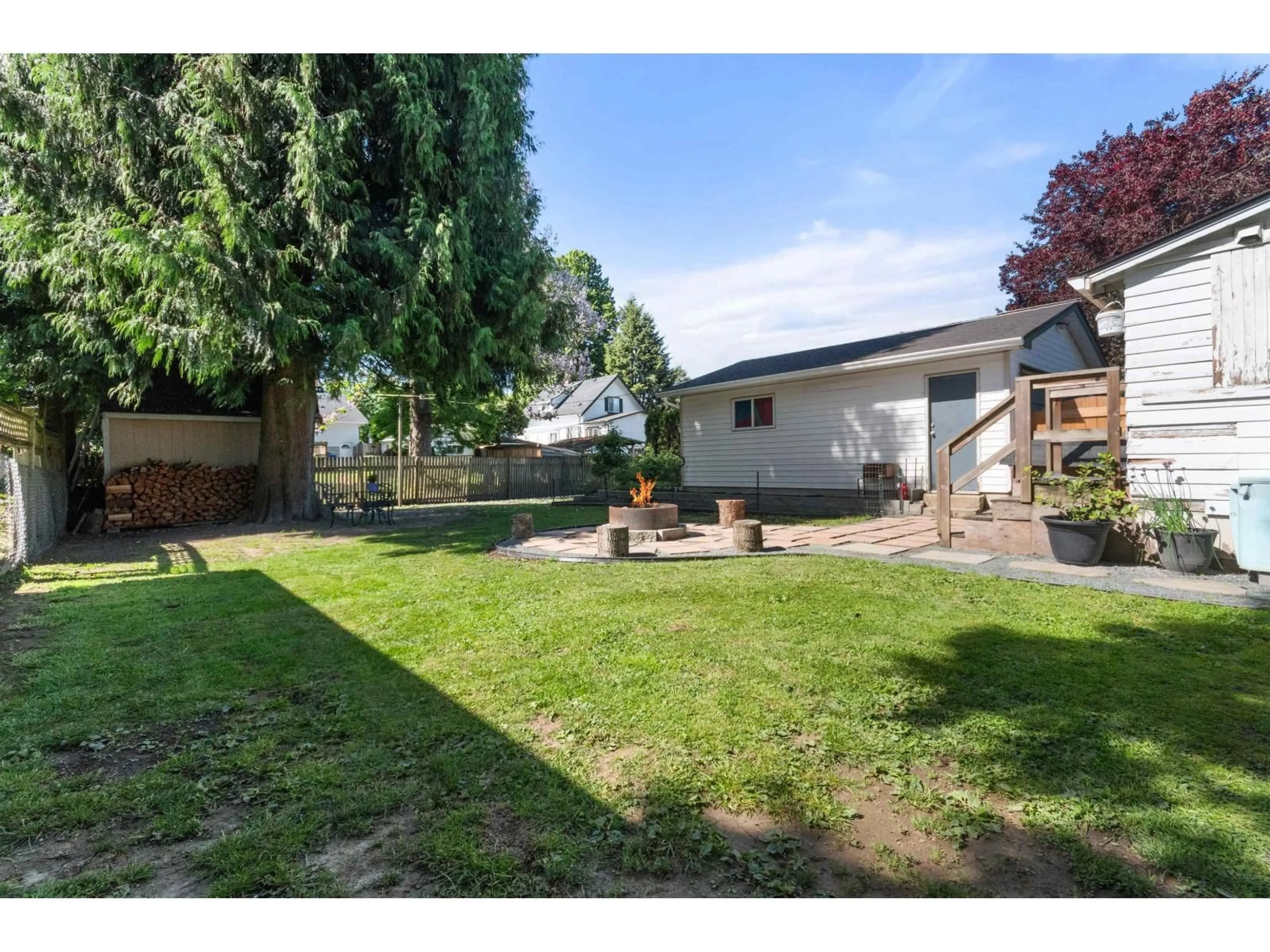 Patio, street for 46054 KING AVENUE, Chilliwack British Columbia V2P3B5