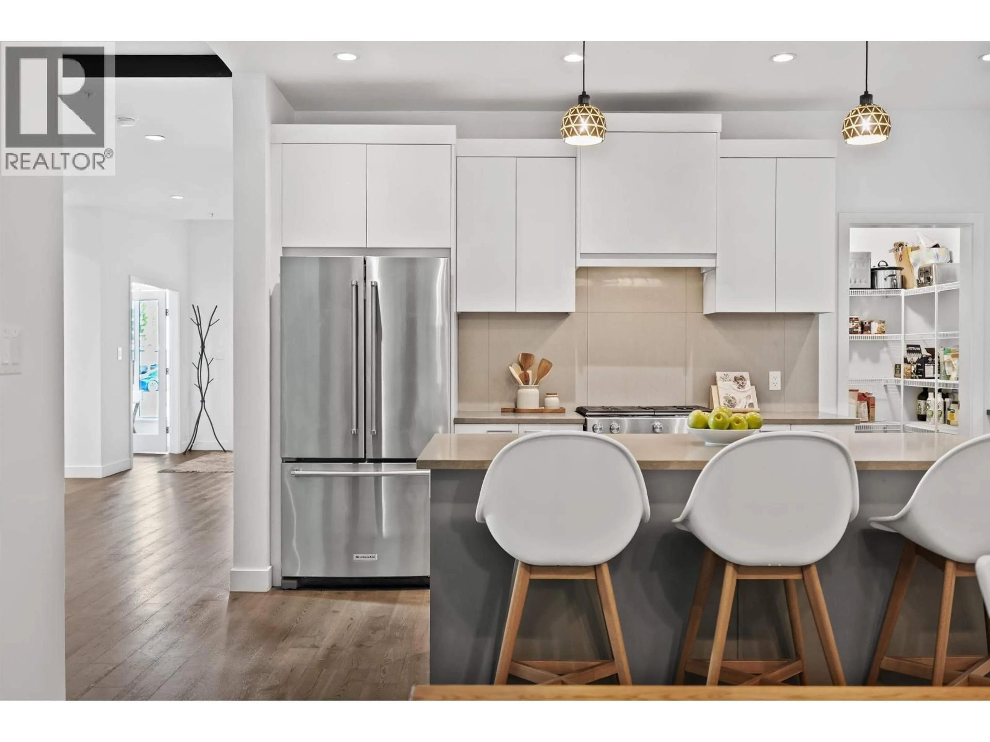 Open concept kitchen, unknown for 39355 FALCON CRESCENT, Squamish British Columbia V8B0Y9