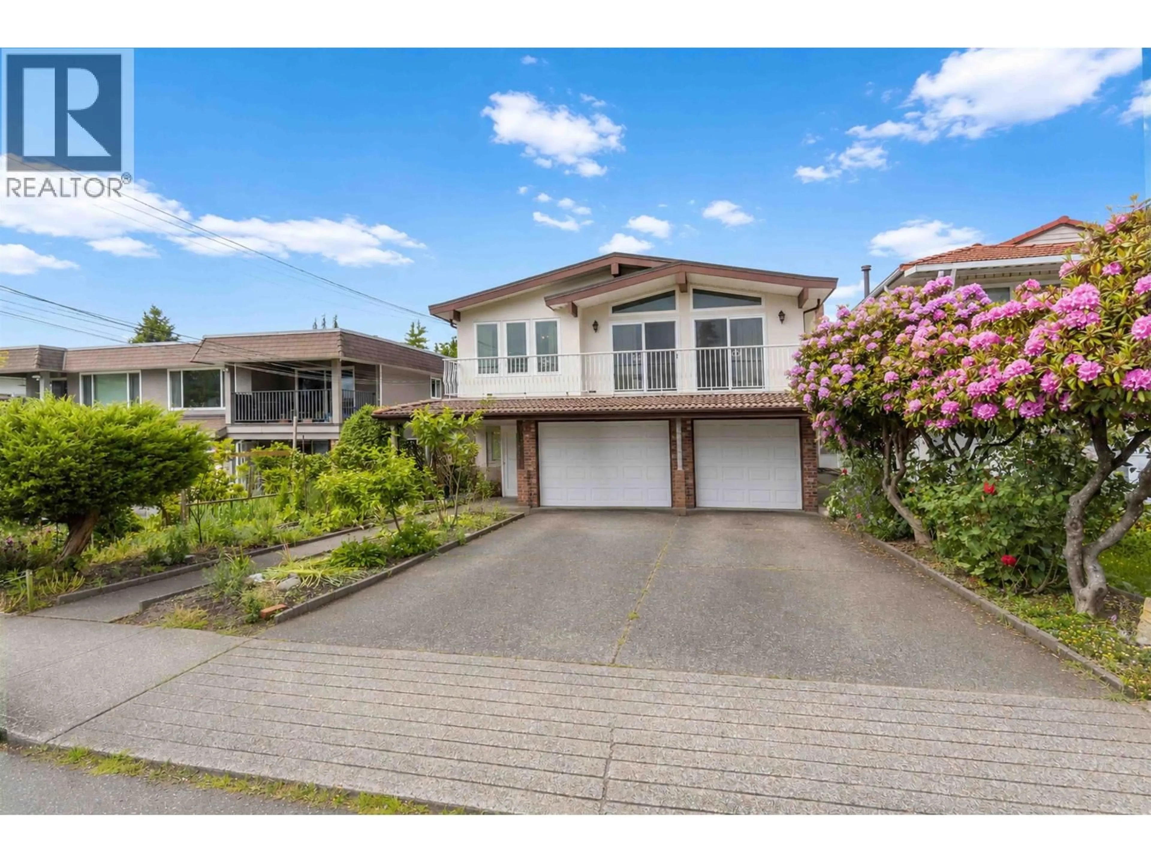 A pic from outside/outdoor area/front of a property/back of a property/a pic from drone, street for 6895 MCKAY AVENUE, Burnaby British Columbia V5J3R9