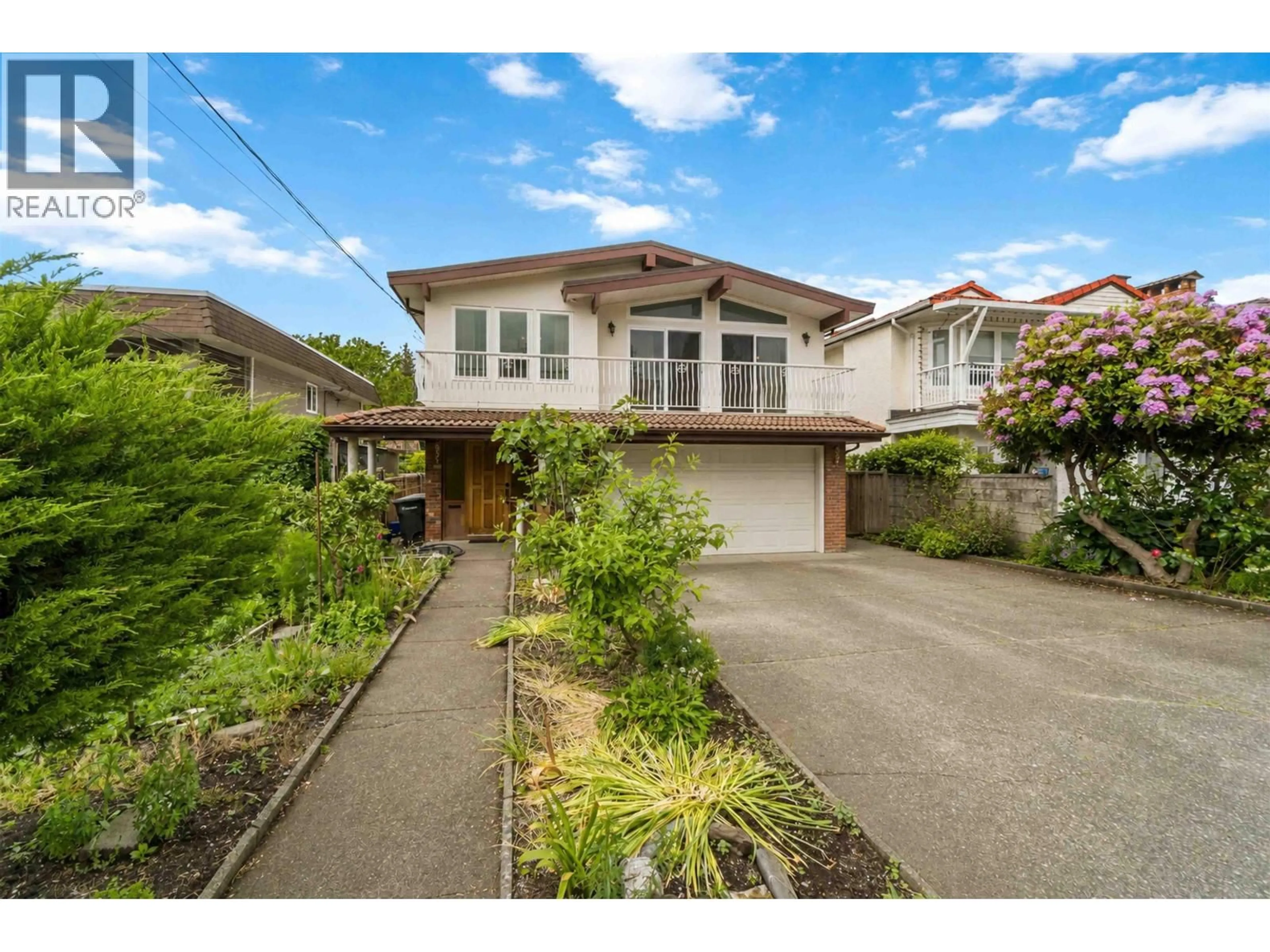 A pic from outside/outdoor area/front of a property/back of a property/a pic from drone, street for 6895 MCKAY AVENUE, Burnaby British Columbia V5J3R9