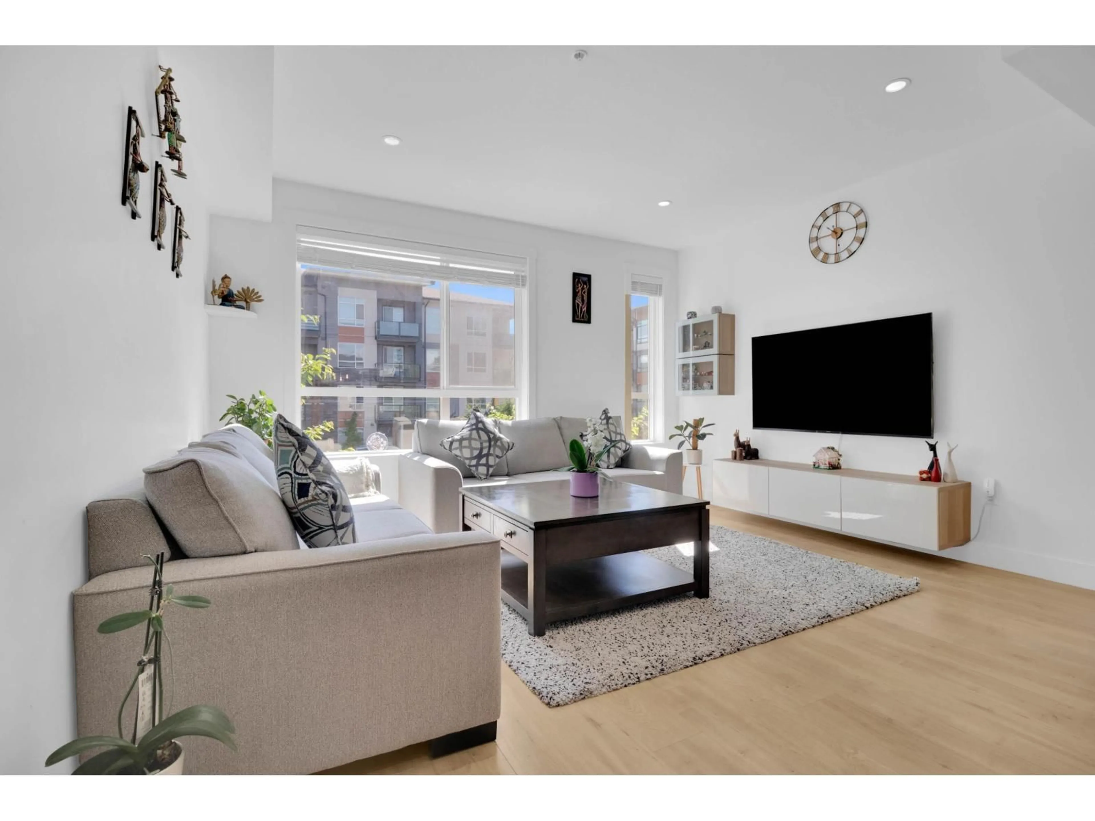 Living room with furniture, unknown for 3 - 19935 75A AVENUE, Langley British Columbia V2Y4L5