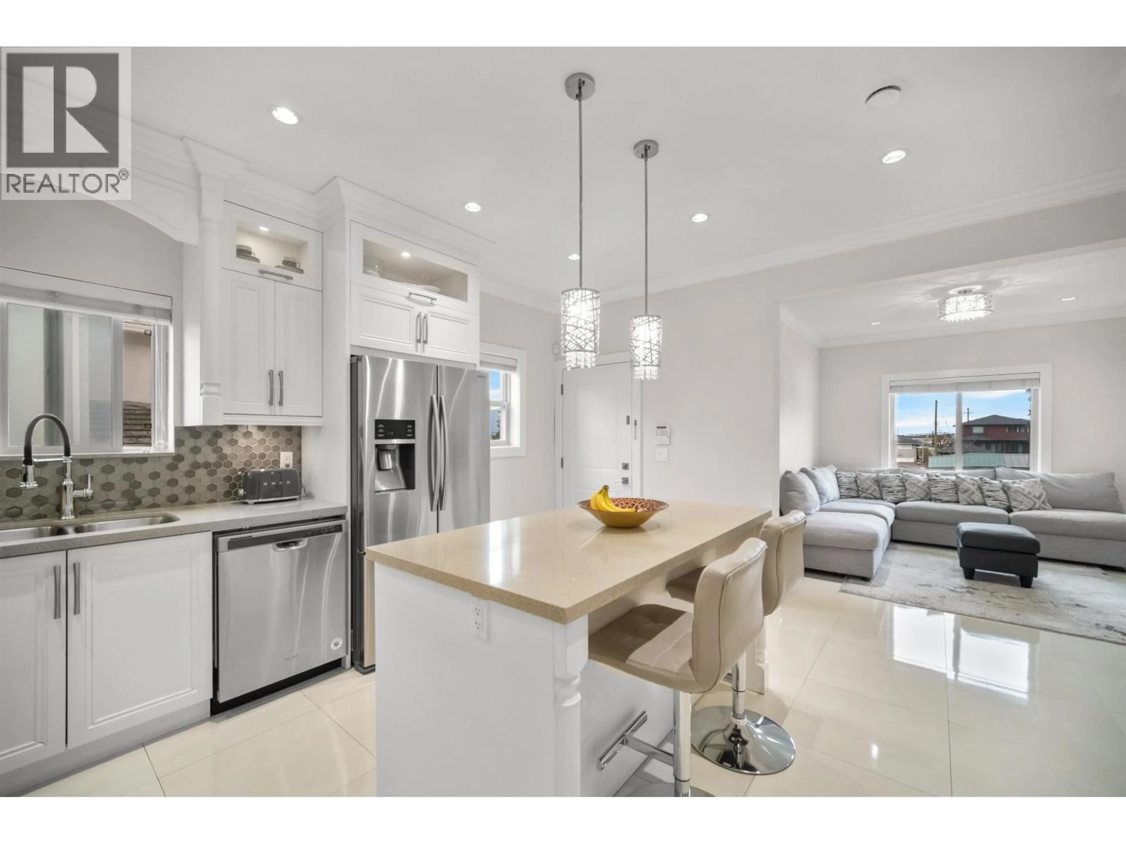 Open concept kitchen, ceramic/tile floor for 4986 INMAN AVENUE, Burnaby British Columbia V5G2Y6