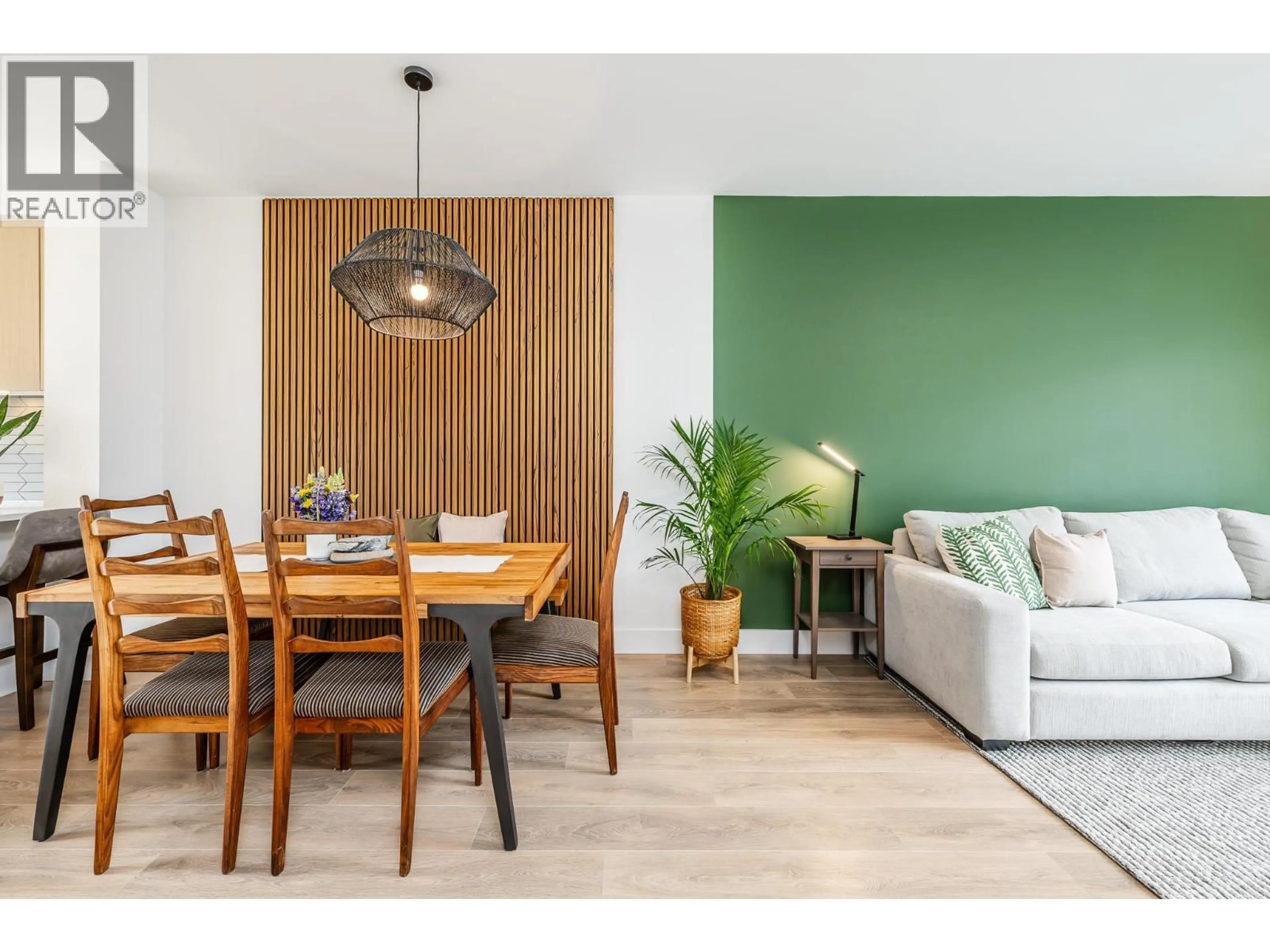 Living room with furniture, wood/laminate floor for 38036 KEEL WAY, Squamish British Columbia V8B2A1