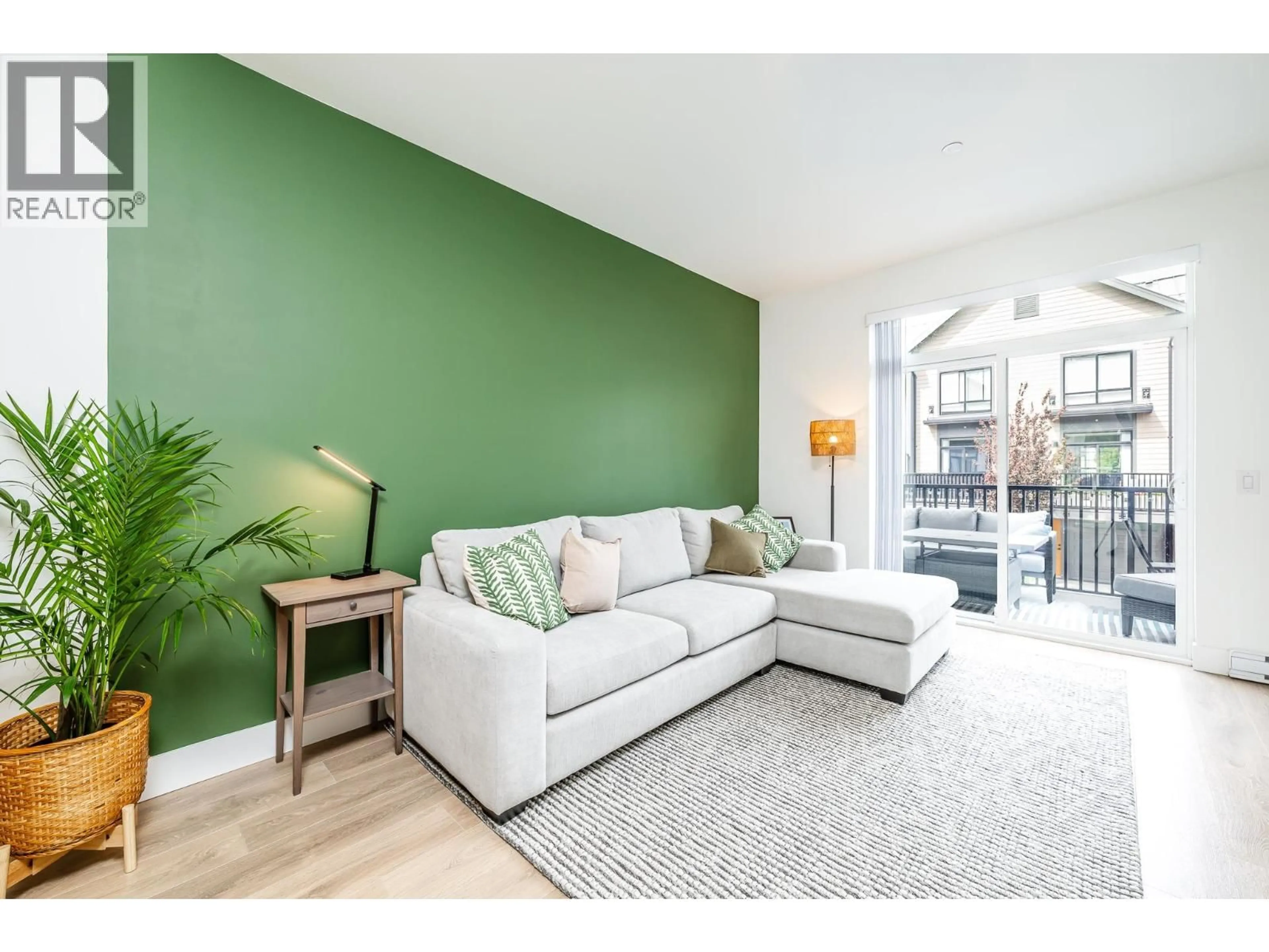 Living room with furniture, wood/laminate floor for 38036 KEEL WAY, Squamish British Columbia V8B2A1