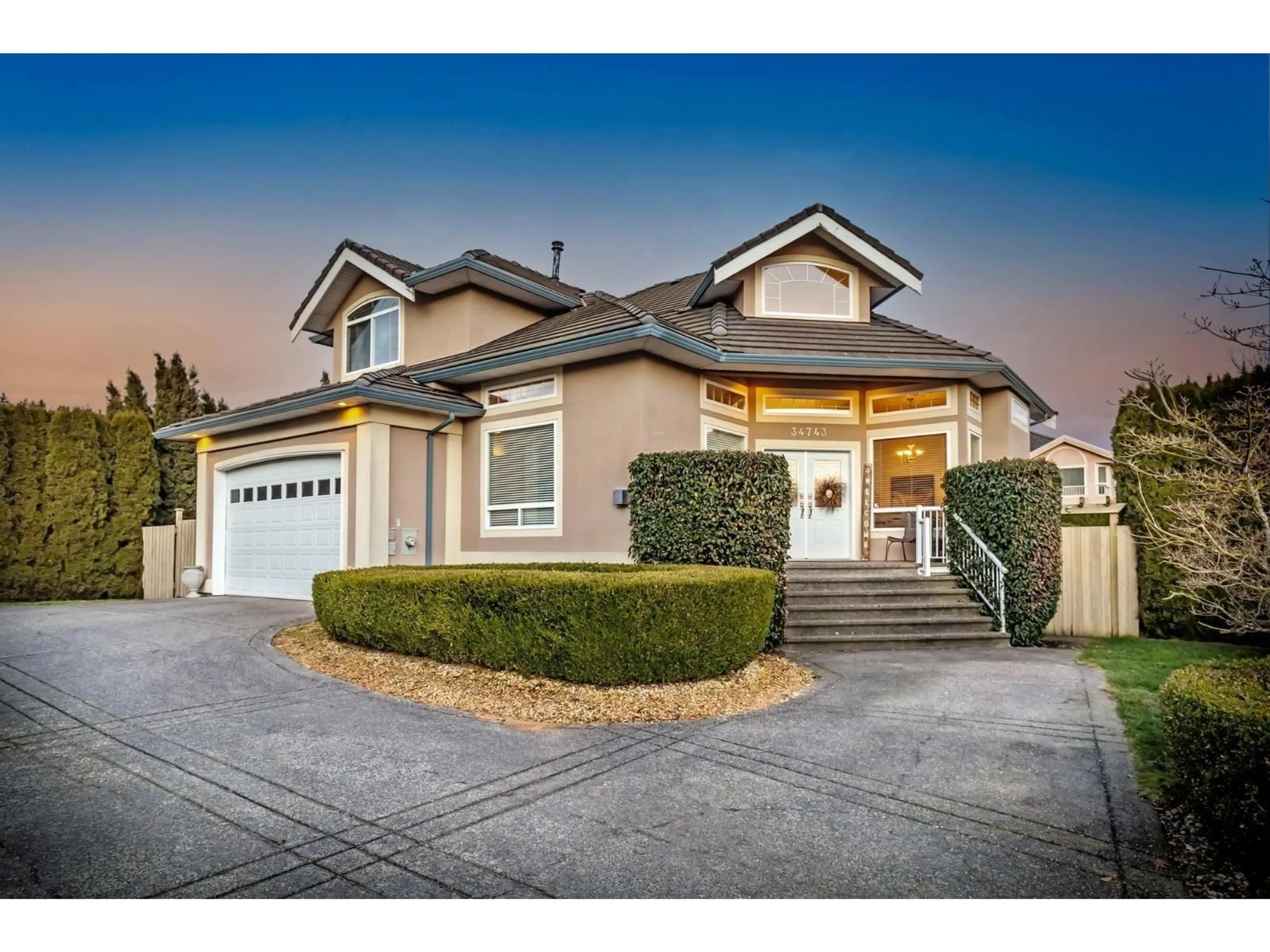 Home with vinyl exterior material, street for 34743 PAKENHAM PLACE, Mission British Columbia V2V7A6