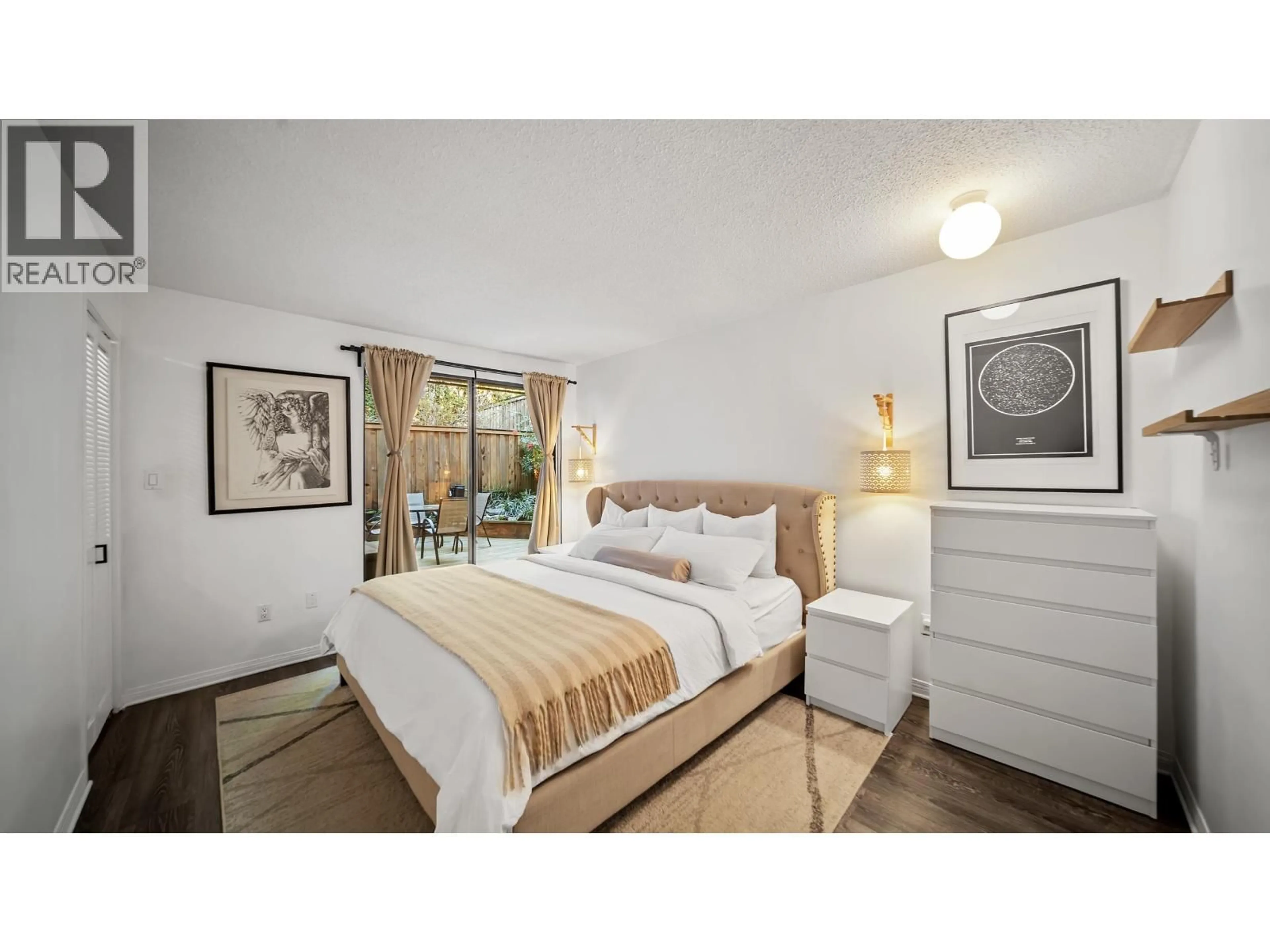Bedroom with bed, unknown for 214 - 5340 HASTINGS STREET, Burnaby British Columbia V5B1R1