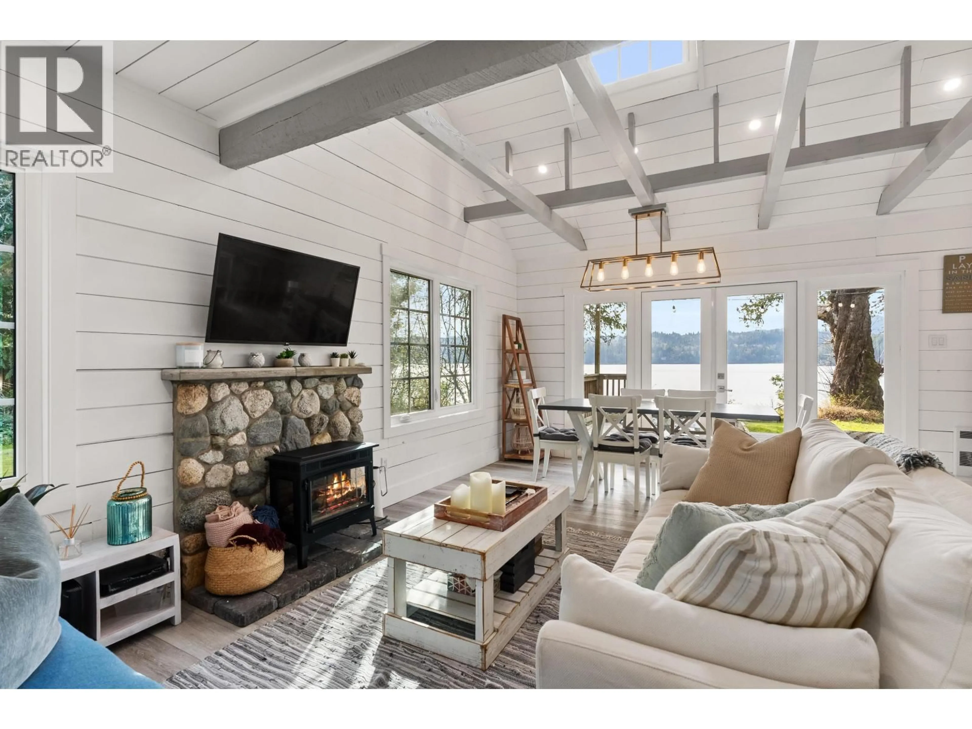 Living room with furniture, unknown for 6129 SECHELT INLET ROAD, Sechelt British Columbia V7Z0L3