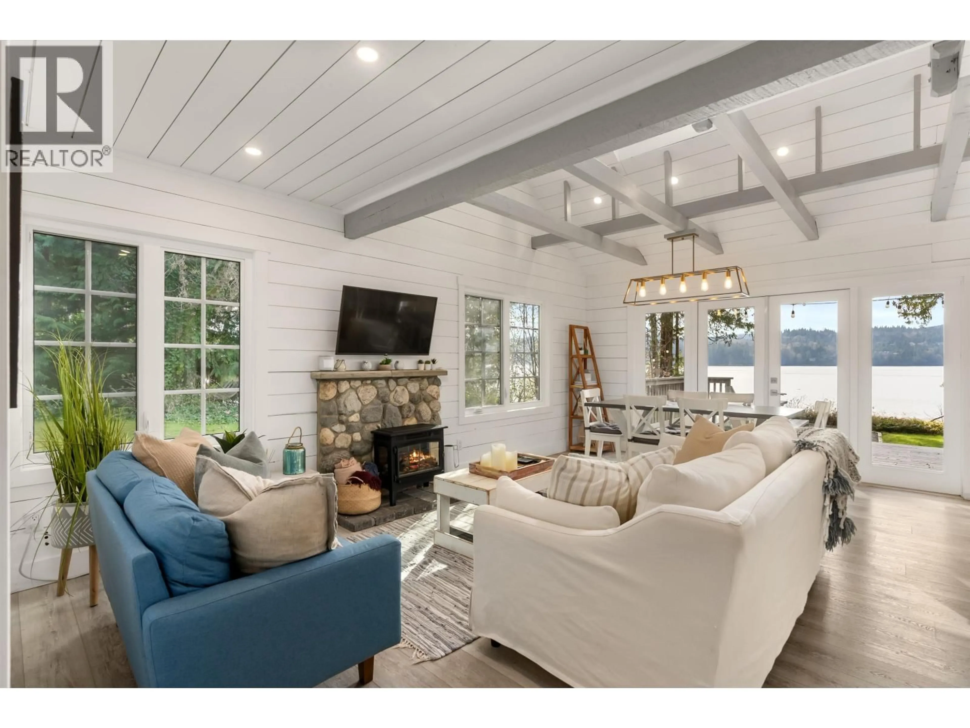 Living room with furniture, unknown for 6129 SECHELT INLET ROAD, Sechelt British Columbia V7Z0L3
