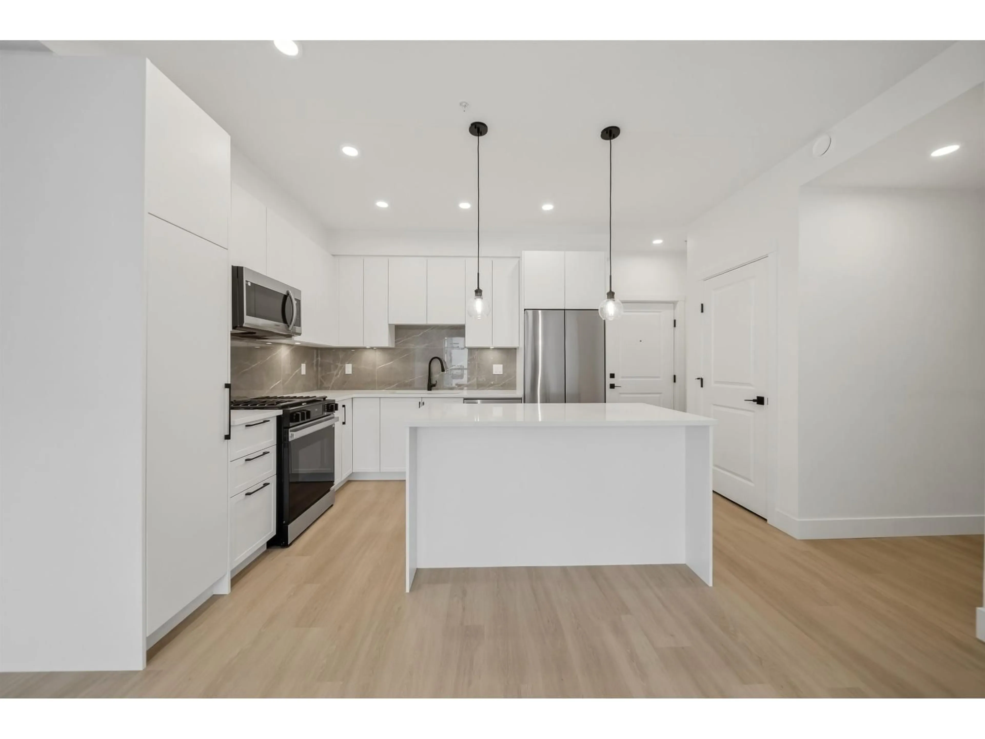 Open concept kitchen, wood/laminate floor for 401 - 3438 146A STREET, Surrey British Columbia V0V0V0