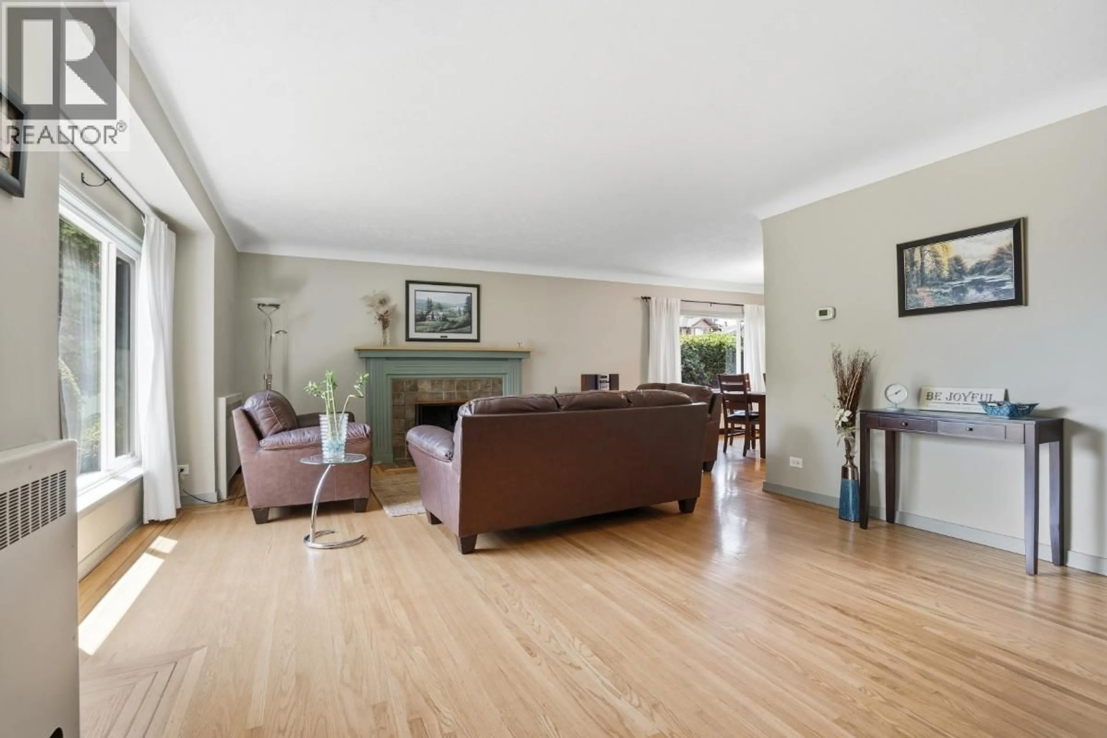 Living room with furniture, wood/laminate floor for 1219 LONDON STREET, New Westminster British Columbia V3M3C2