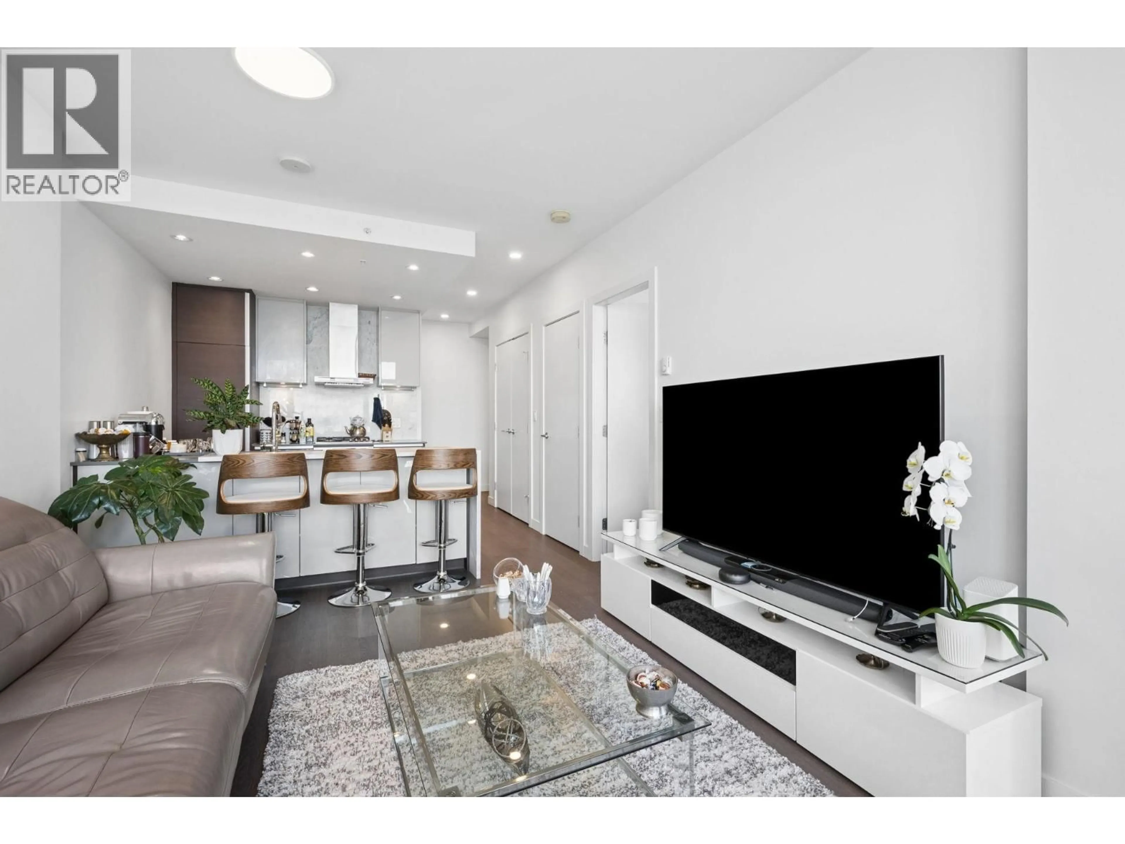 Living room with furniture, wood/laminate floor for 3807 - 4670 ASSEMBLY WAY, Burnaby British Columbia V5H0H3