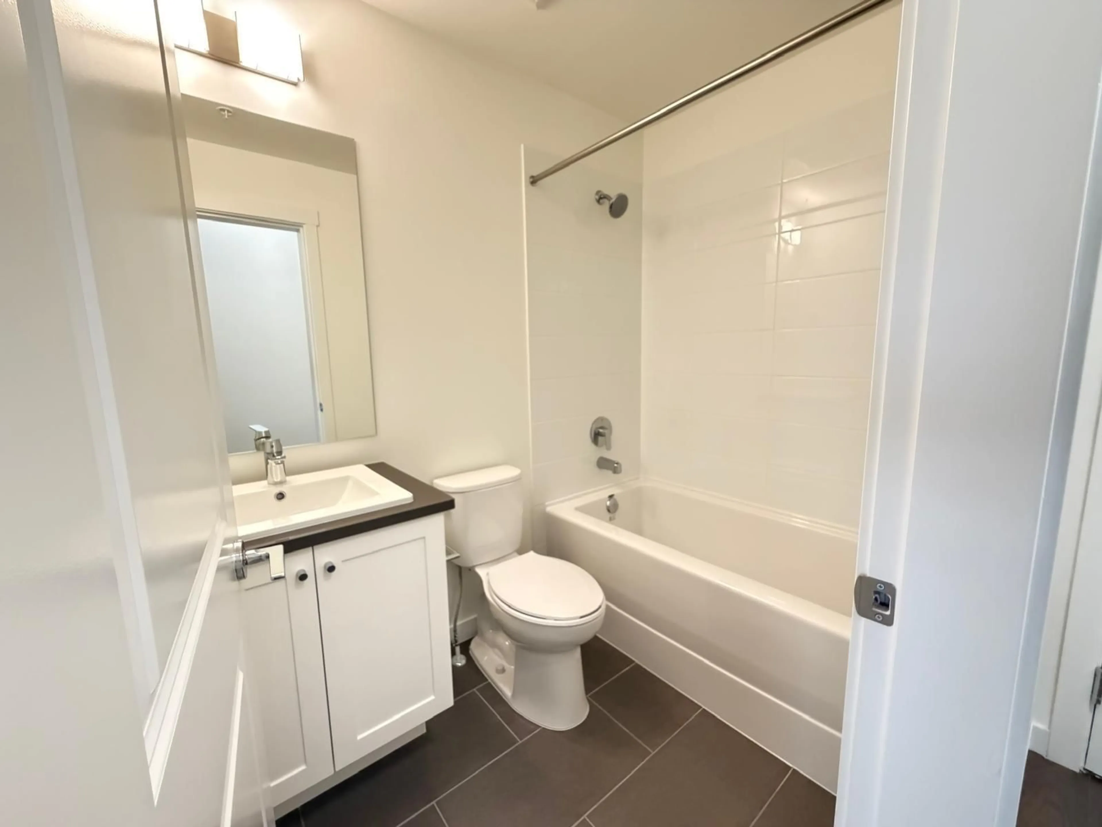 Standard bathroom, unknown for 304 - 15735 85 AVENUE, Surrey British Columbia V4N6Z1