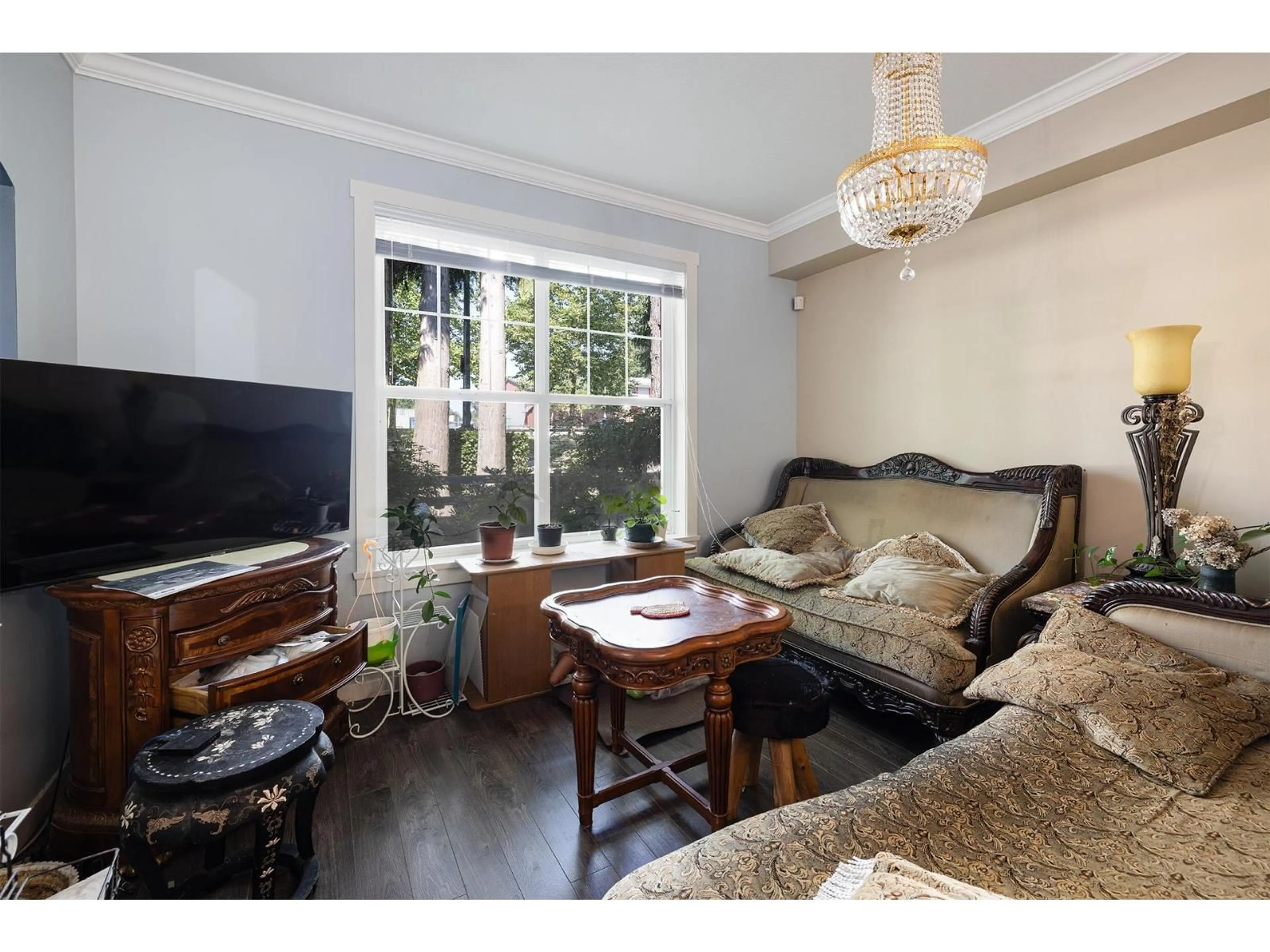 Living room with furniture, wood/laminate floor for 78 - 15075 60 AVENUE, Surrey British Columbia V3S1S1