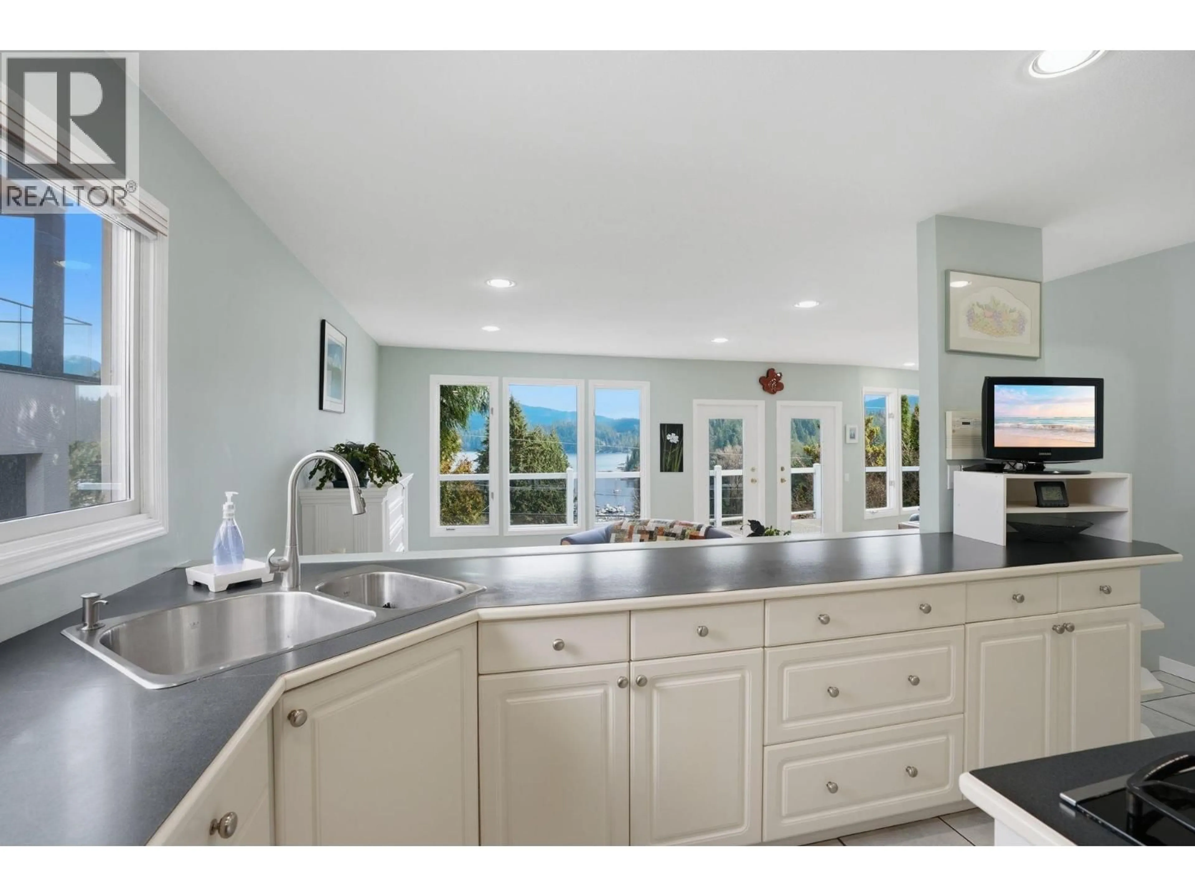 Open concept kitchen, ceramic/tile floor for 2341 CALEDONIA AVENUE, North Vancouver British Columbia V7G1T8