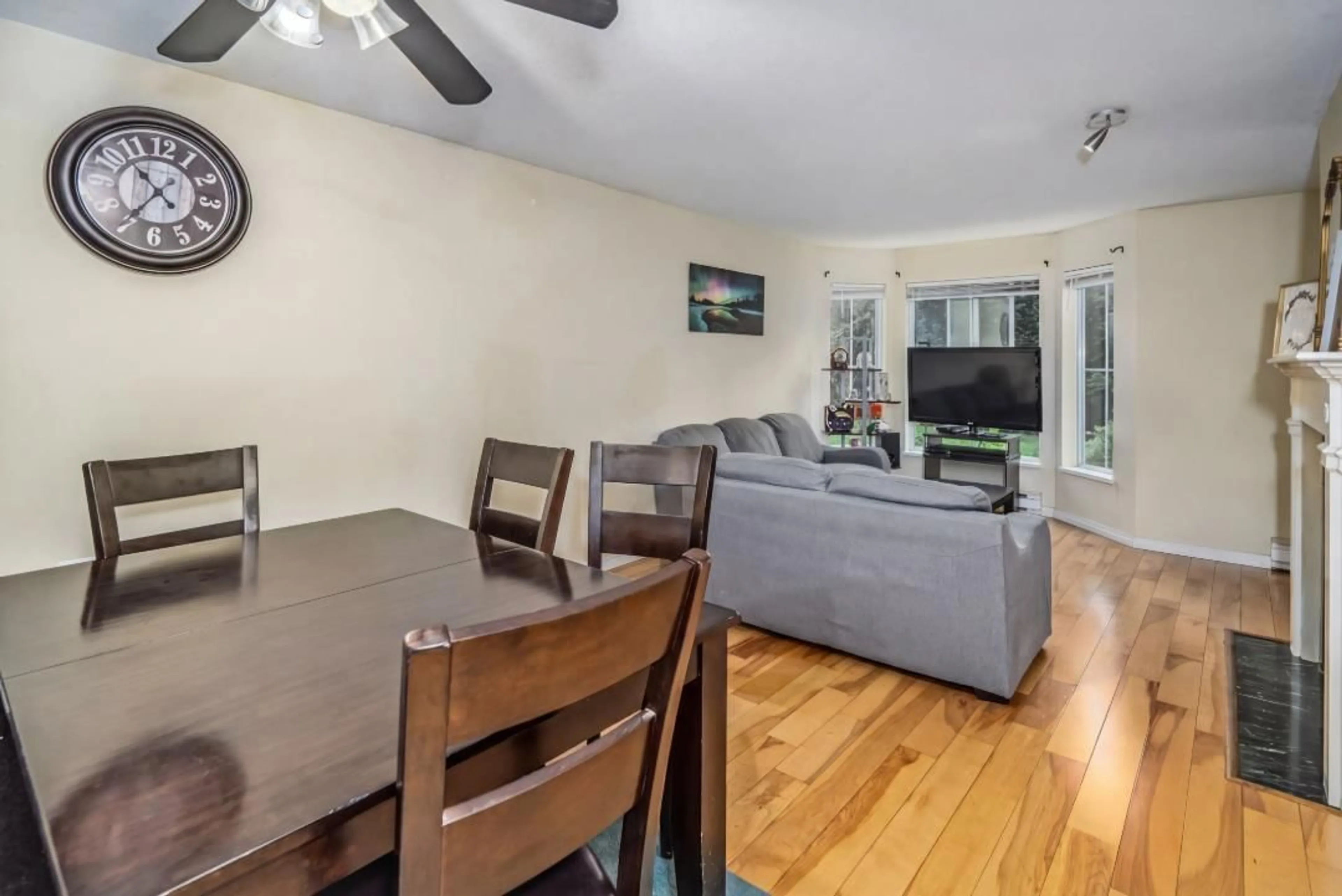 Living room with furniture, wood/laminate floor for 112 - 15130 108 AVENUE, Surrey British Columbia V3R0T8