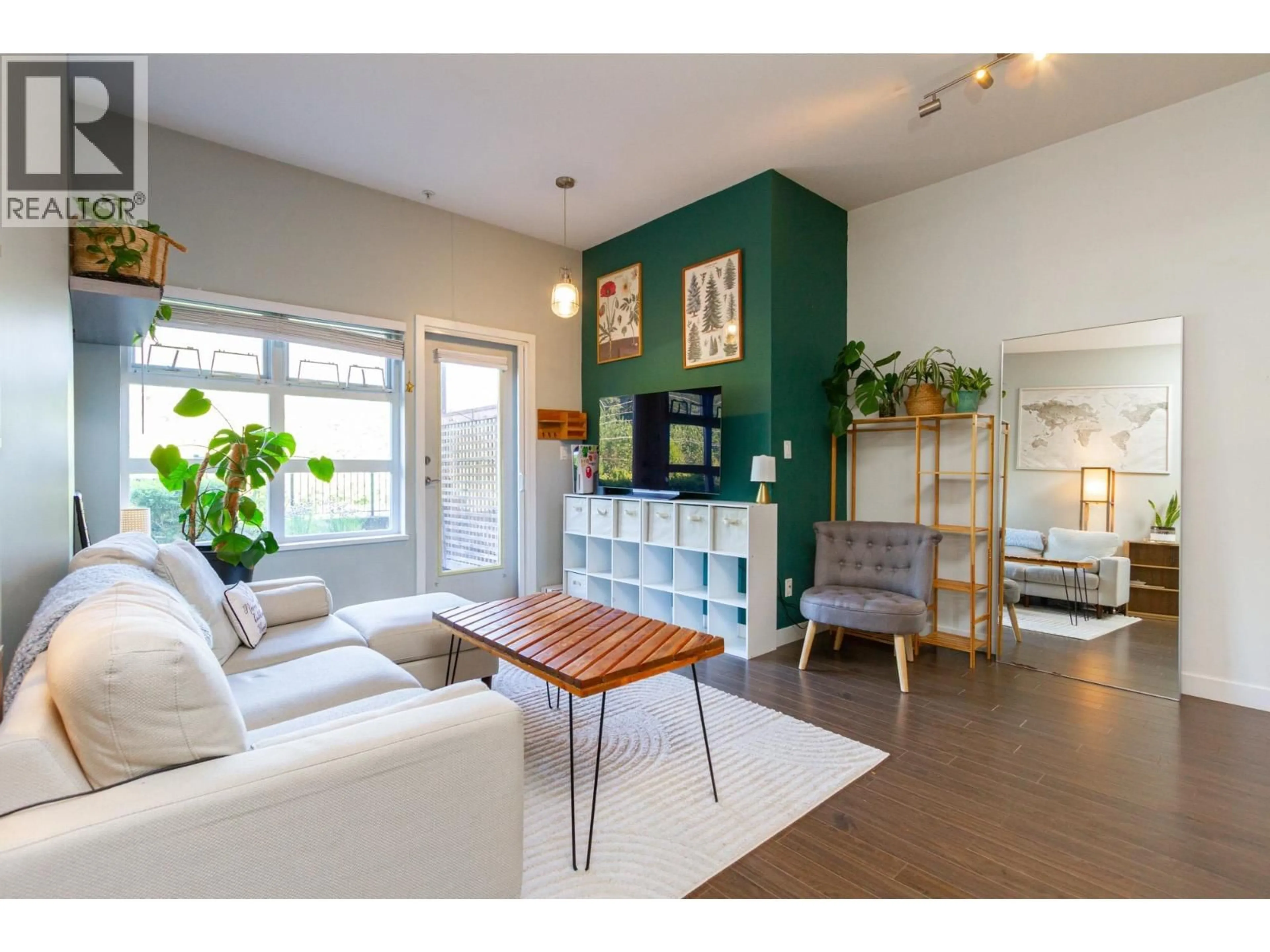 Living room with furniture, wood/laminate floor for 113 - 41105 TANTALUS ROAD, Squamish British Columbia V8B0N3