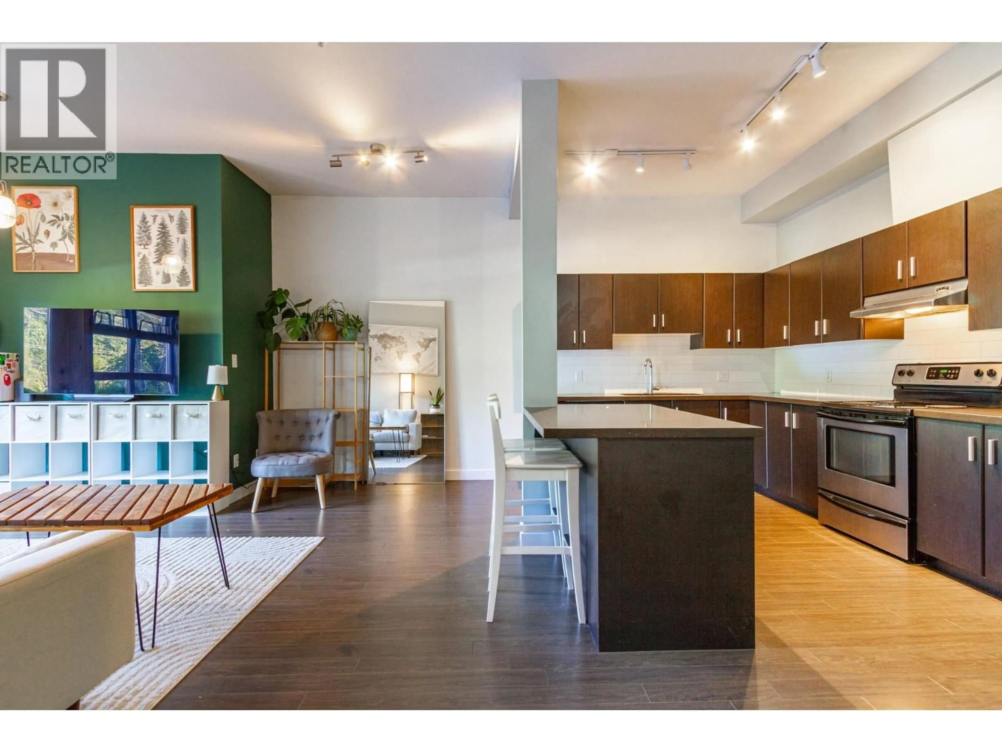 Open concept kitchen, wood/laminate floor for 113 - 41105 TANTALUS ROAD, Squamish British Columbia V8B0N3