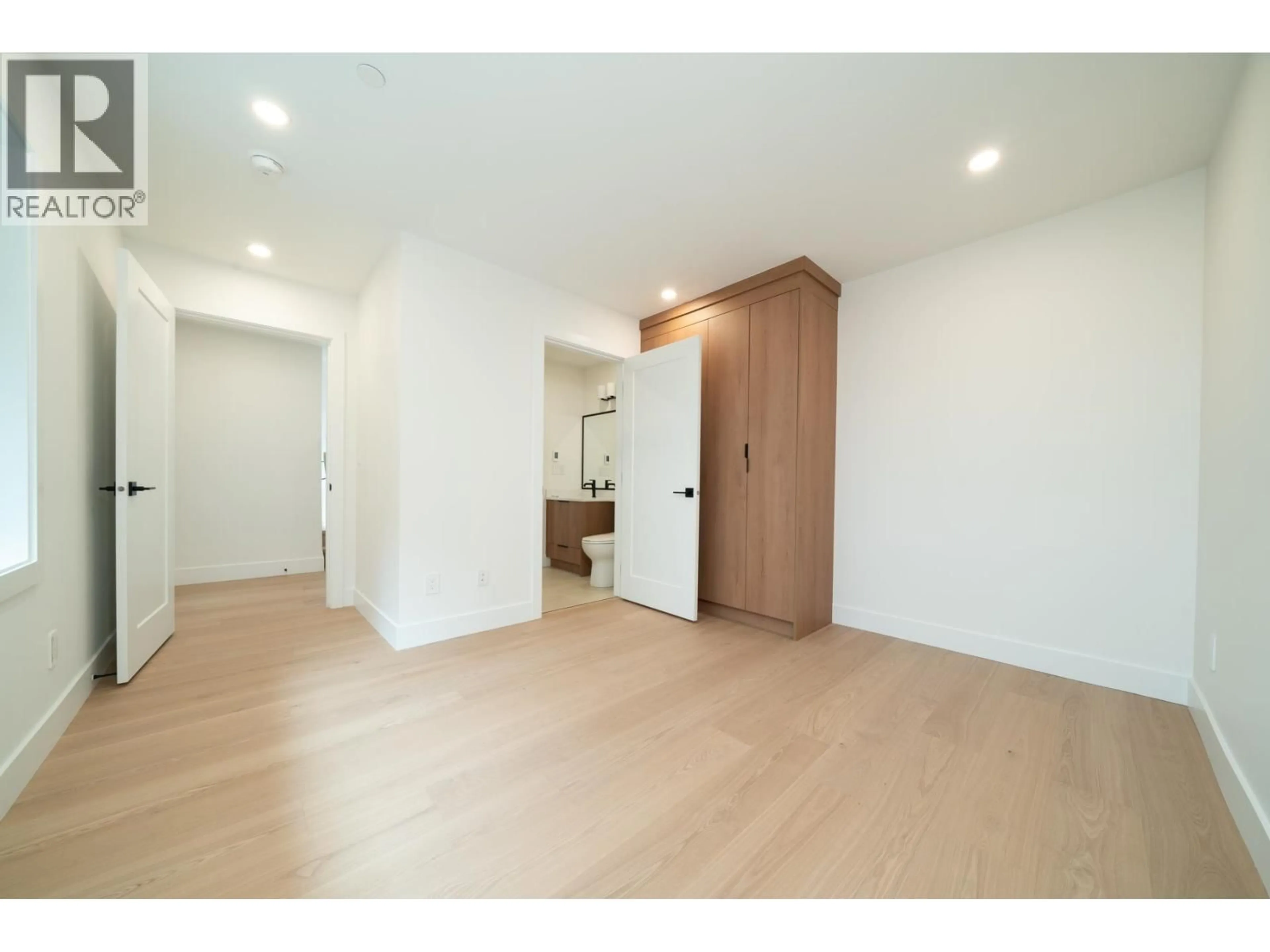 Indoor foyer for 1933 4TH AVENUE, Vancouver British Columbia V5N1K3
