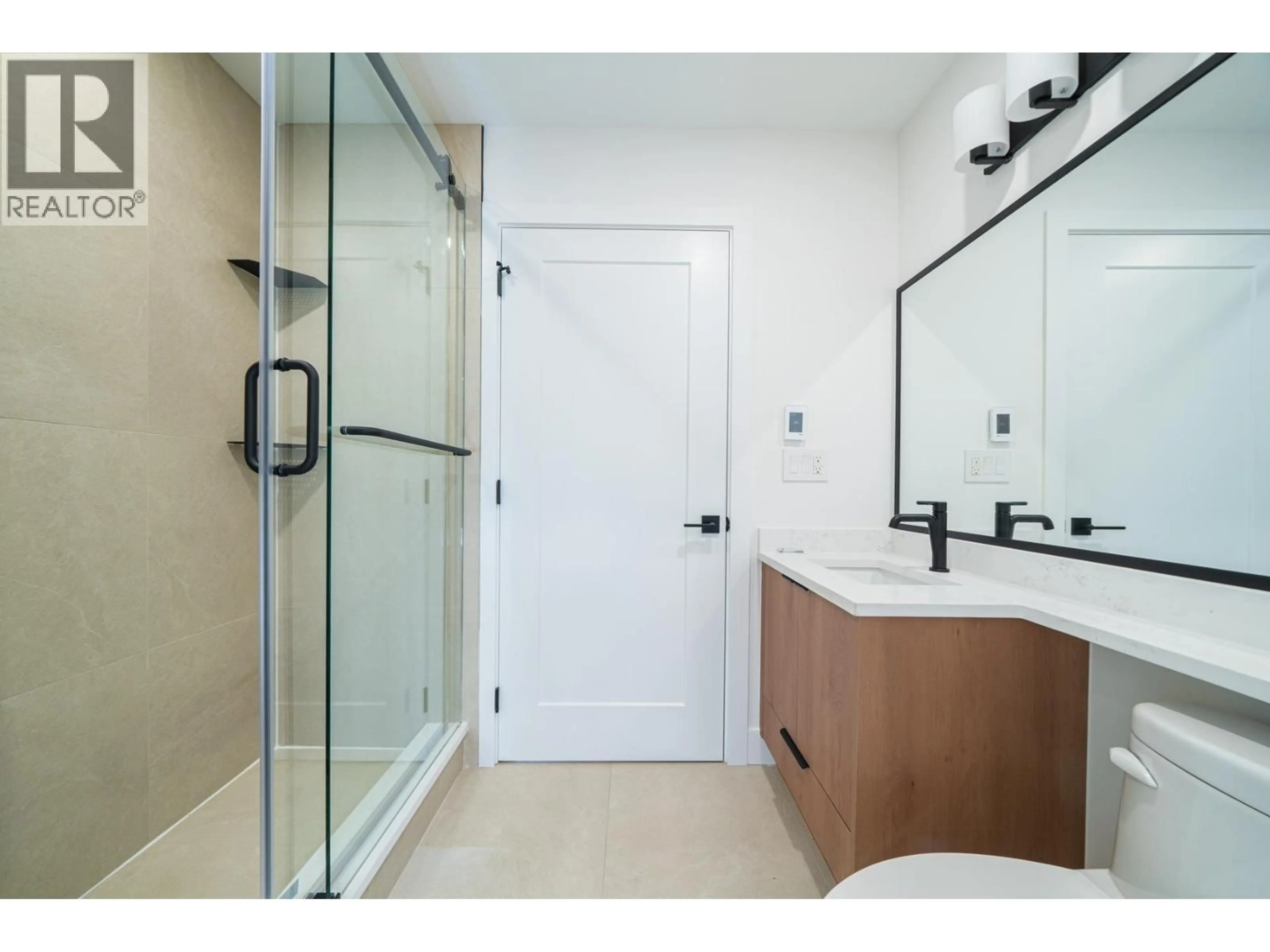 Standard bathroom, ceramic/tile floor for 1933 4TH AVENUE, Vancouver British Columbia V5N1K3