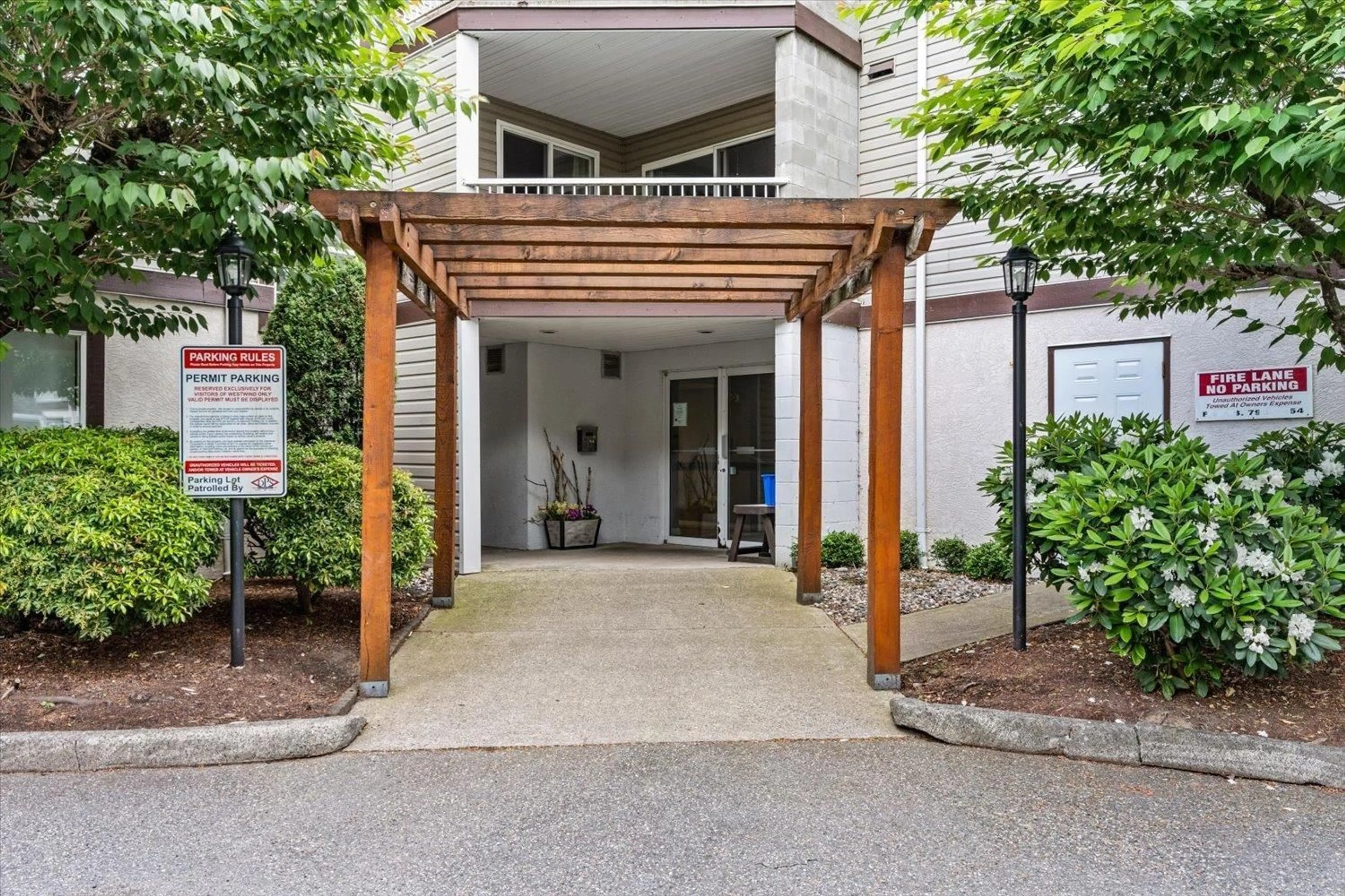 Indoor entryway for 210 - 45222 WATSON ROAD, Chilliwack British Columbia V2R3J4