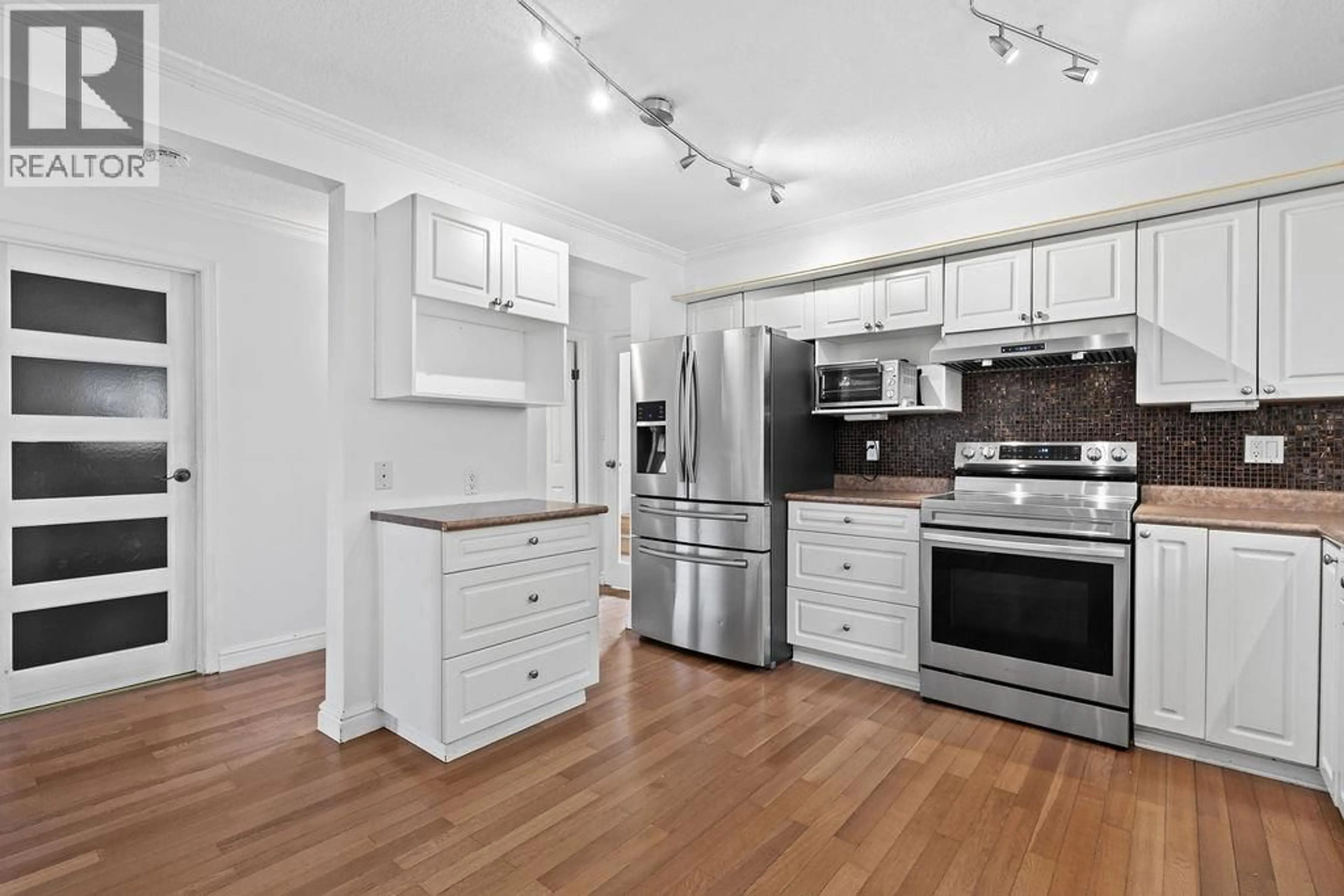 Open concept kitchen, wood/laminate floor for 407 DARTMOOR DRIVE, Coquitlam British Columbia V3K5V3
