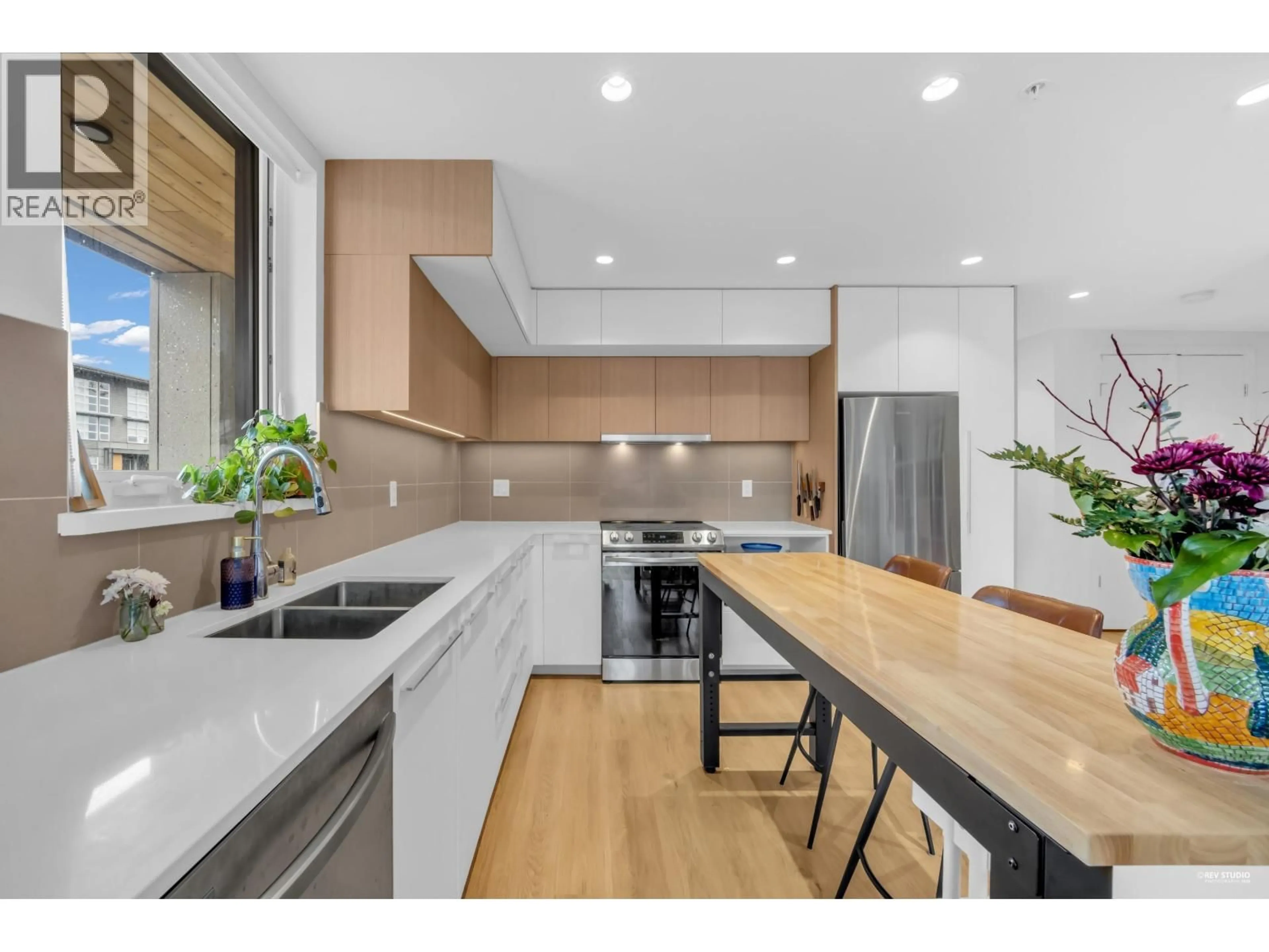 Contemporary kitchen, unknown for 510 - 9888 UNIVERSITY CRESCENT, Burnaby British Columbia V5A0G4