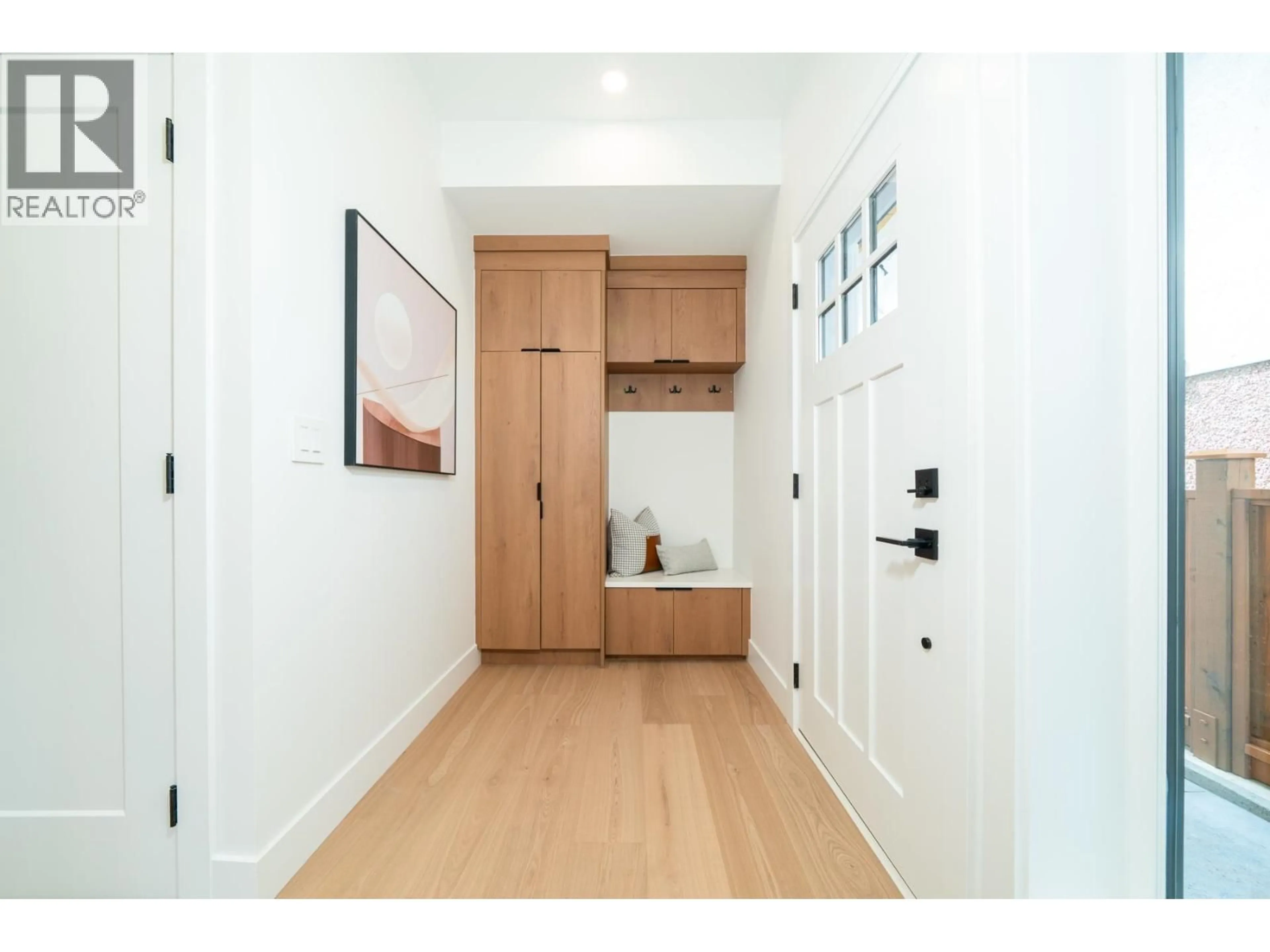 Indoor entryway for 1935 4TH AVENUE, Vancouver British Columbia V5N1K3